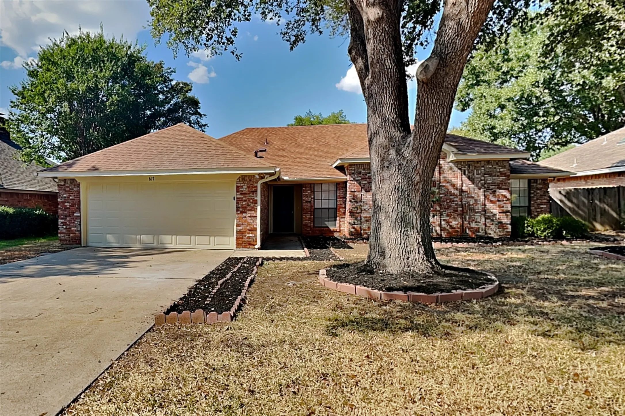 Single Family Residence For Rent in Tarrant County , 617 Lakewood Lane, Grapevine, Texas 76051, 3 Bedroom, 2 Bathroom, 2 Garage spaces, 1,605 Sqft, built in 1983, mls#21377493, Real Estate Agent in Grapevine, Homes For Rent in Tarrant county, Homes For Rent in Grapevine, Realtor in Grapevine Texas, Real Estate Brokerage Independent Realty Texas, Luminita Cordes Realtor
