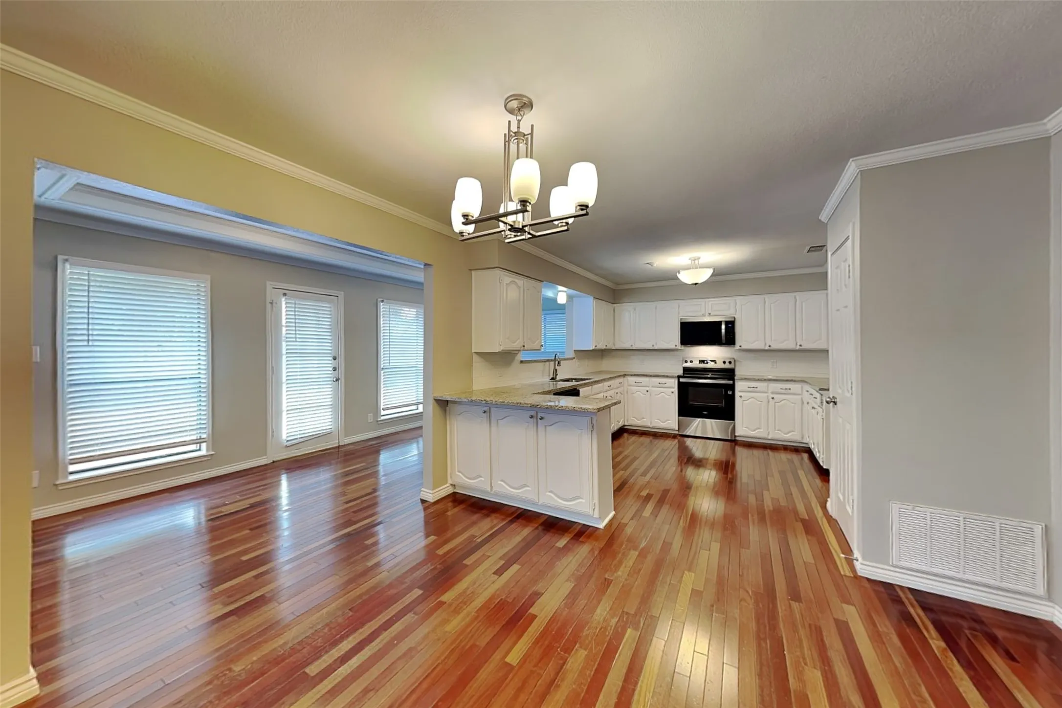 Single Family Residence For Rent in Tarrant County , 617 Lakewood Lane, Grapevine, Texas 76051, 3 Bedroom, 2 Bathroom, 2 Garage spaces, 1,605 Sqft, built in 1983, mls#21377493, Real Estate Agent in Grapevine, Homes For Rent in Tarrant county, Homes For Rent in Grapevine, Realtor in Grapevine Texas, Real Estate Brokerage Independent Realty Texas, Luminita Cordes Realtor