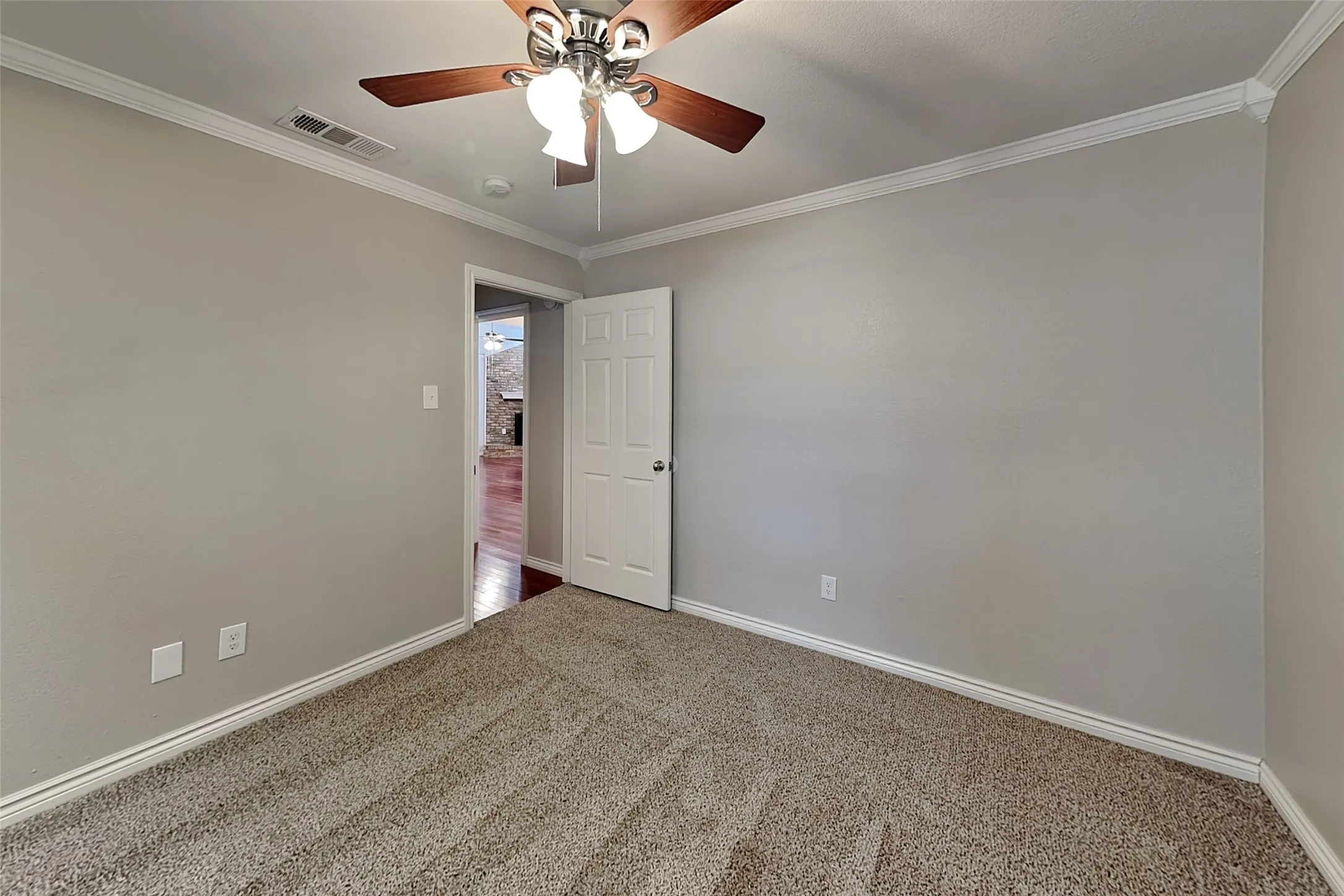 Single Family Residence For Rent in Tarrant County , 617 Lakewood Lane, Grapevine, Texas 76051, 3 Bedroom, 2 Bathroom, 2 Garage spaces, 1,605 Sqft, built in 1983, mls#21377493, Real Estate Agent in Grapevine, Homes For Rent in Tarrant county, Homes For Rent in Grapevine, Realtor in Grapevine Texas, Real Estate Brokerage Independent Realty Texas, Luminita Cordes Realtor