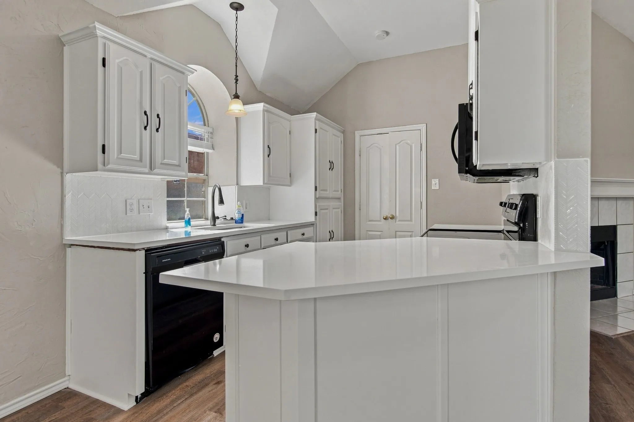 Single Family Residence For Rent in Tarrant County , 7437 Steward Lane, North Richland Hills, Texas 76182, 3 Bedroom, 2 Bathroom, 2 Garage spaces, 1,686 Sqft, built in 1991, mls#21377367, Real Estate Agent in North Richland Hills, Homes For Rent in Tarrant county, Homes For Rent in North Richland Hills, Realtor in North Richland Hills Texas, Real Estate Brokerage Independent Realty Texas, Luminita Cordes Realtor