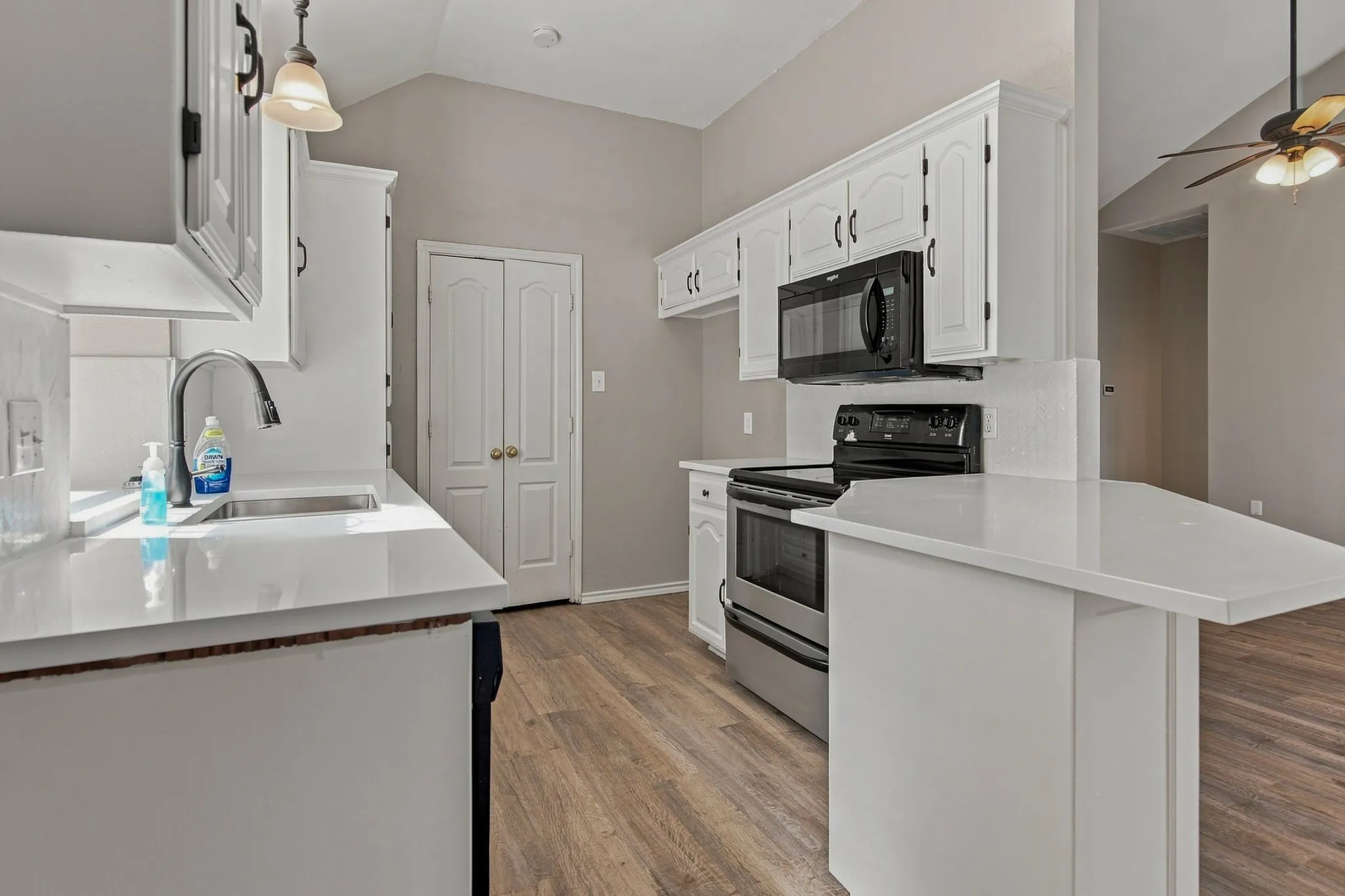 Single Family Residence For Rent in Tarrant County , 7437 Steward Lane, North Richland Hills, Texas 76182, 3 Bedroom, 2 Bathroom, 2 Garage spaces, 1,686 Sqft, built in 1991, mls#21377367, Real Estate Agent in North Richland Hills, Homes For Rent in Tarrant county, Homes For Rent in North Richland Hills, Realtor in North Richland Hills Texas, Real Estate Brokerage Independent Realty Texas, Luminita Cordes Realtor