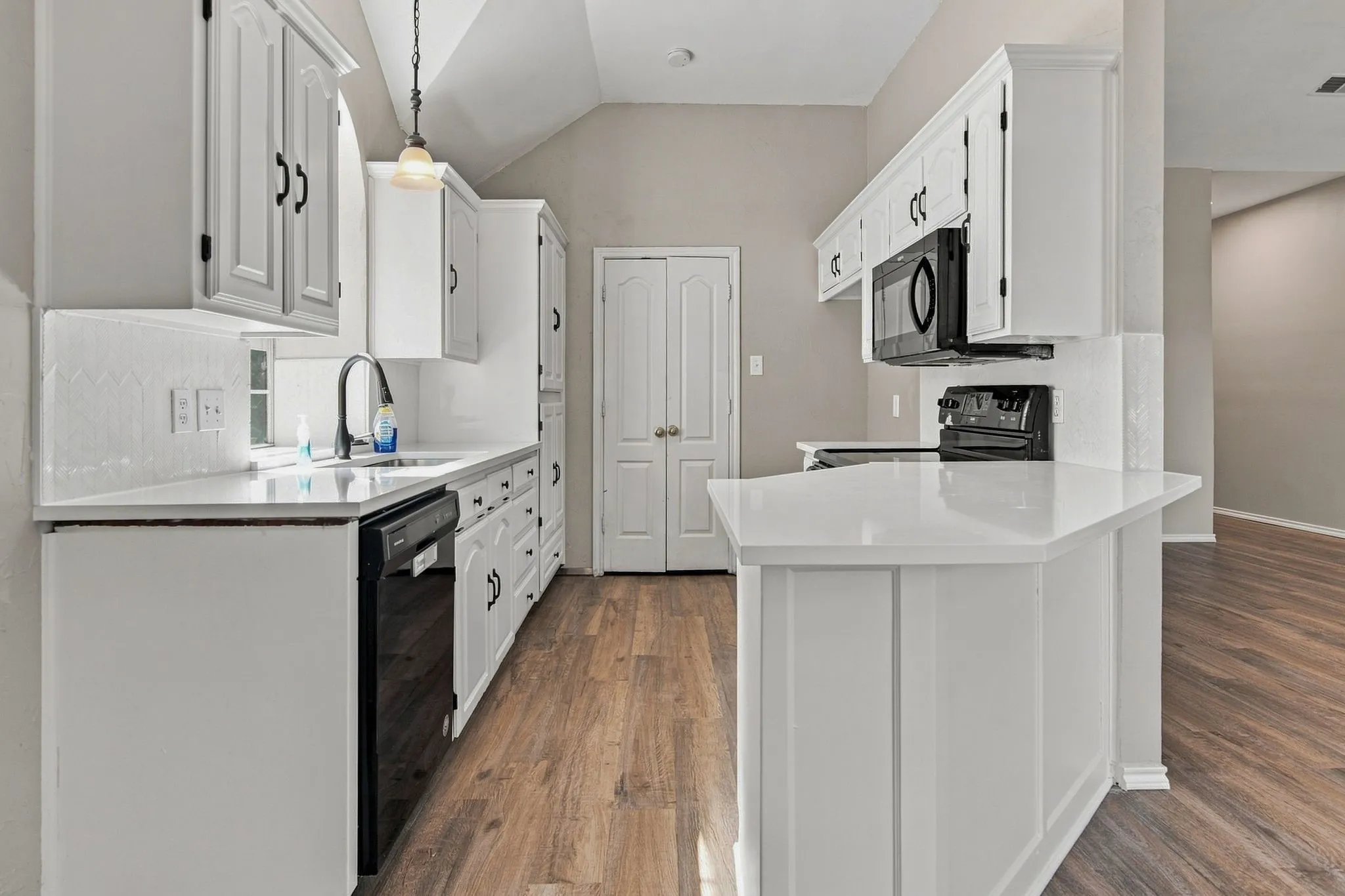 Single Family Residence For Rent in Tarrant County , 7437 Steward Lane, North Richland Hills, Texas 76182, 3 Bedroom, 2 Bathroom, 2 Garage spaces, 1,686 Sqft, built in 1991, mls#21377367, Real Estate Agent in North Richland Hills, Homes For Rent in Tarrant county, Homes For Rent in North Richland Hills, Realtor in North Richland Hills Texas, Real Estate Brokerage Independent Realty Texas, Luminita Cordes Realtor