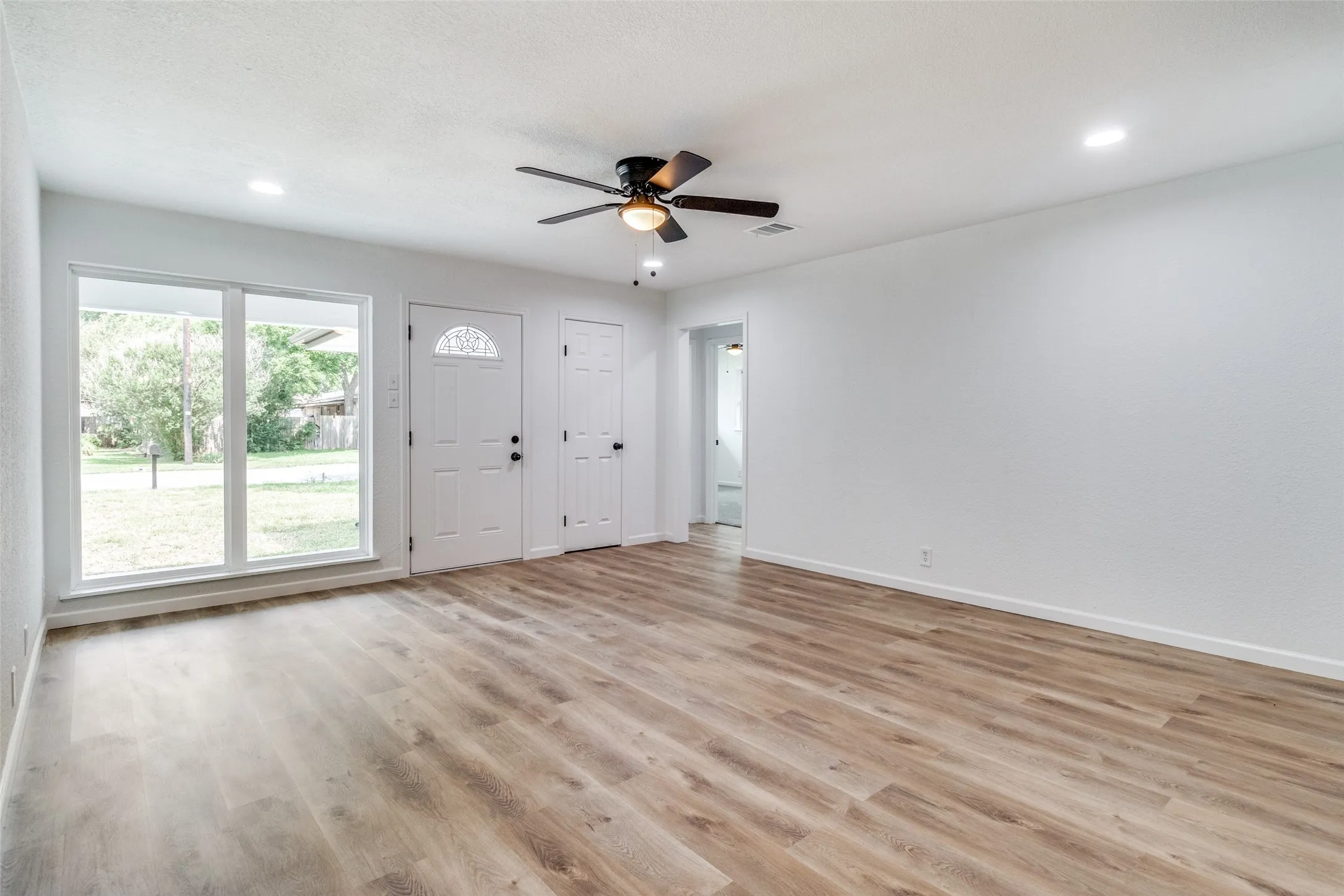 Single Family Residence For Rent in Grayson County , 1208 N Grant Drive, Sherman, Texas 75092, 3 Bedroom, 2 Bathroom, 2 Garage spaces, 1,450 Sqft, built in 1960, mls#21377497, Real Estate Agent in Sherman, Homes For Rent in Grayson county, Homes For Rent in Sherman, Realtor in Sherman Texas, Real Estate Brokerage Independent Realty Texas, Luminita Cordes Realtor