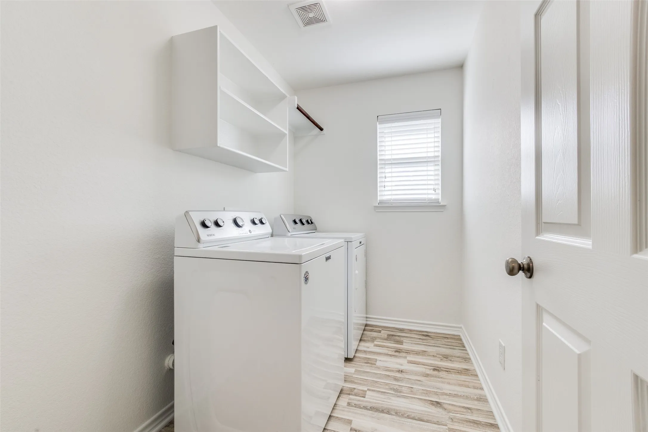 Single Family Residence For Rent in Denton County , 905 Meadowedge Lane, Denton, Texas 76207, 3 Bedroom, 2 Bathroom, 2 Garage spaces, 1,632 Sqft, built in 2012, mls#21377518, Real Estate Agent in Denton, Homes For Rent in Denton county, Homes For Rent in Denton, Realtor in Denton Texas, Real Estate Brokerage Independent Realty Texas, Luminita Cordes Realtor