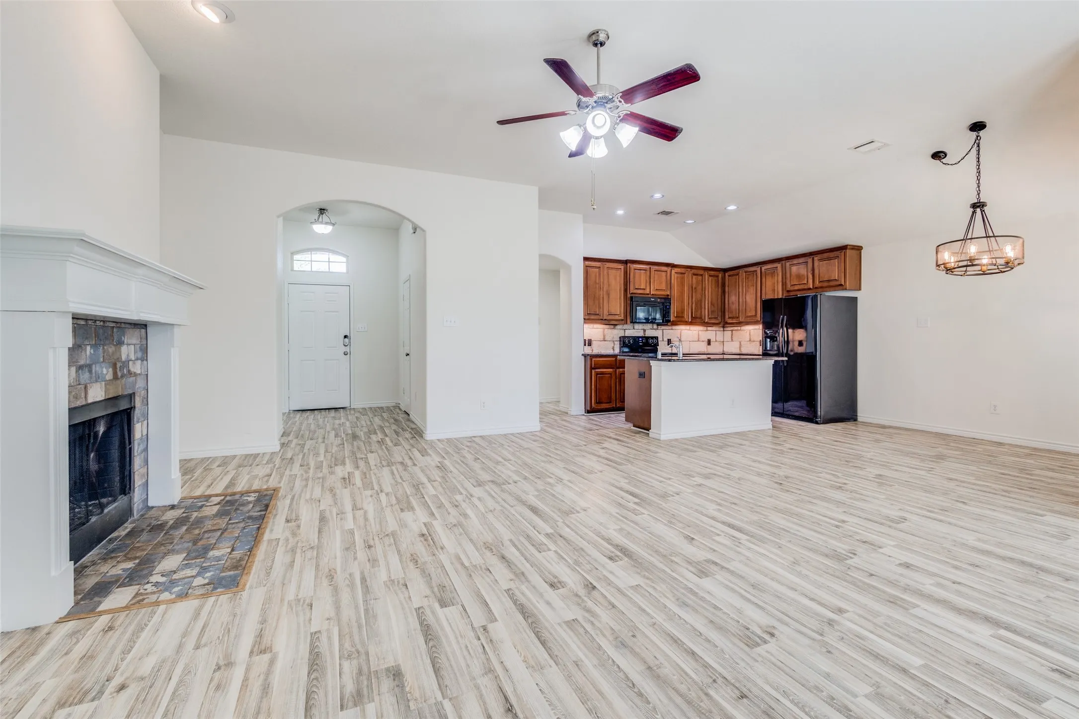 Single Family Residence For Rent in Denton County , 905 Meadowedge Lane, Denton, Texas 76207, 3 Bedroom, 2 Bathroom, 2 Garage spaces, 1,632 Sqft, built in 2012, mls#21377518, Real Estate Agent in Denton, Homes For Rent in Denton county, Homes For Rent in Denton, Realtor in Denton Texas, Real Estate Brokerage Independent Realty Texas, Luminita Cordes Realtor