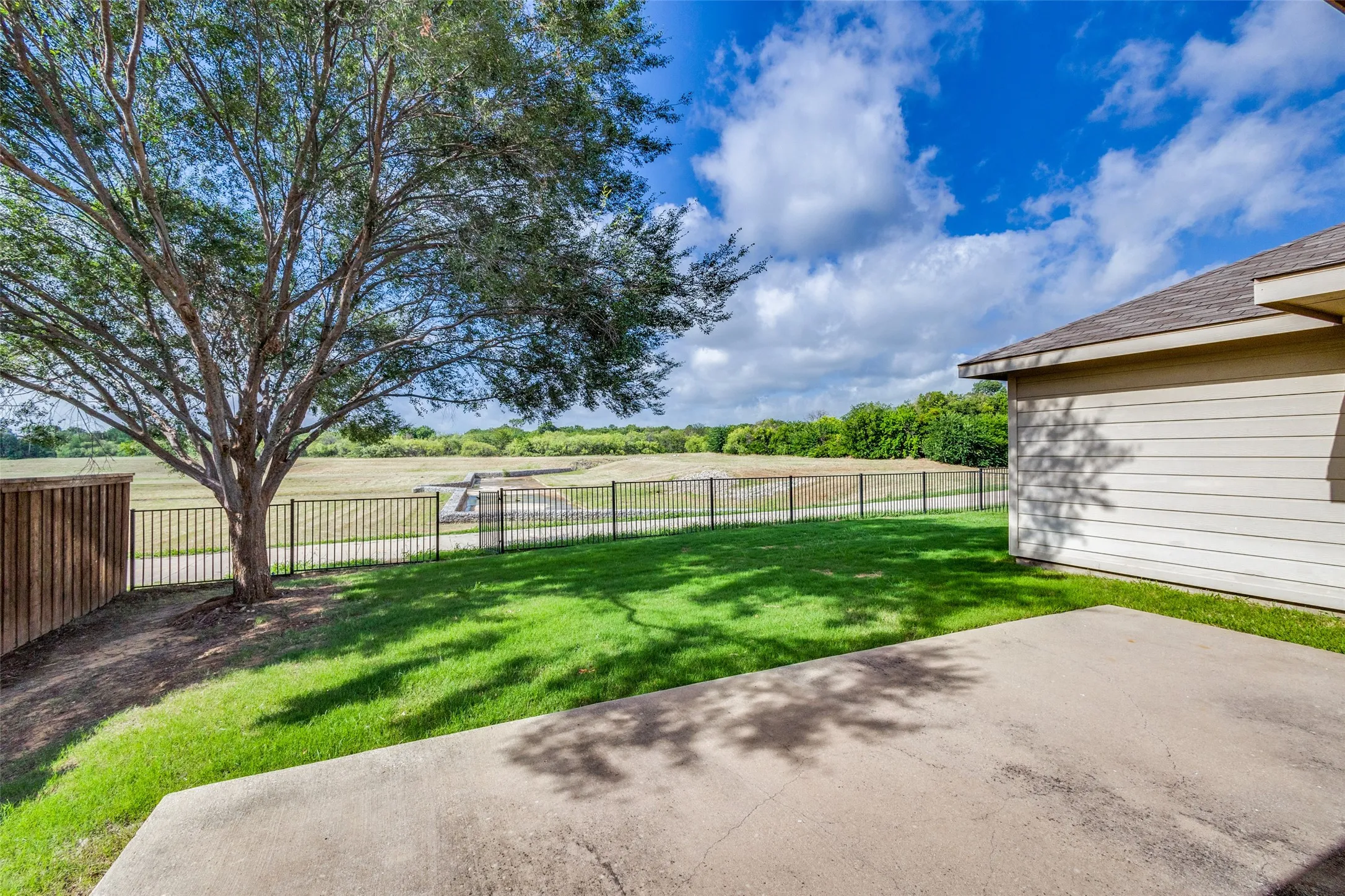Single Family Residence For Rent in Denton County , 905 Meadowedge Lane, Denton, Texas 76207, 3 Bedroom, 2 Bathroom, 2 Garage spaces, 1,632 Sqft, built in 2012, mls#21377518, Real Estate Agent in Denton, Homes For Rent in Denton county, Homes For Rent in Denton, Realtor in Denton Texas, Real Estate Brokerage Independent Realty Texas, Luminita Cordes Realtor