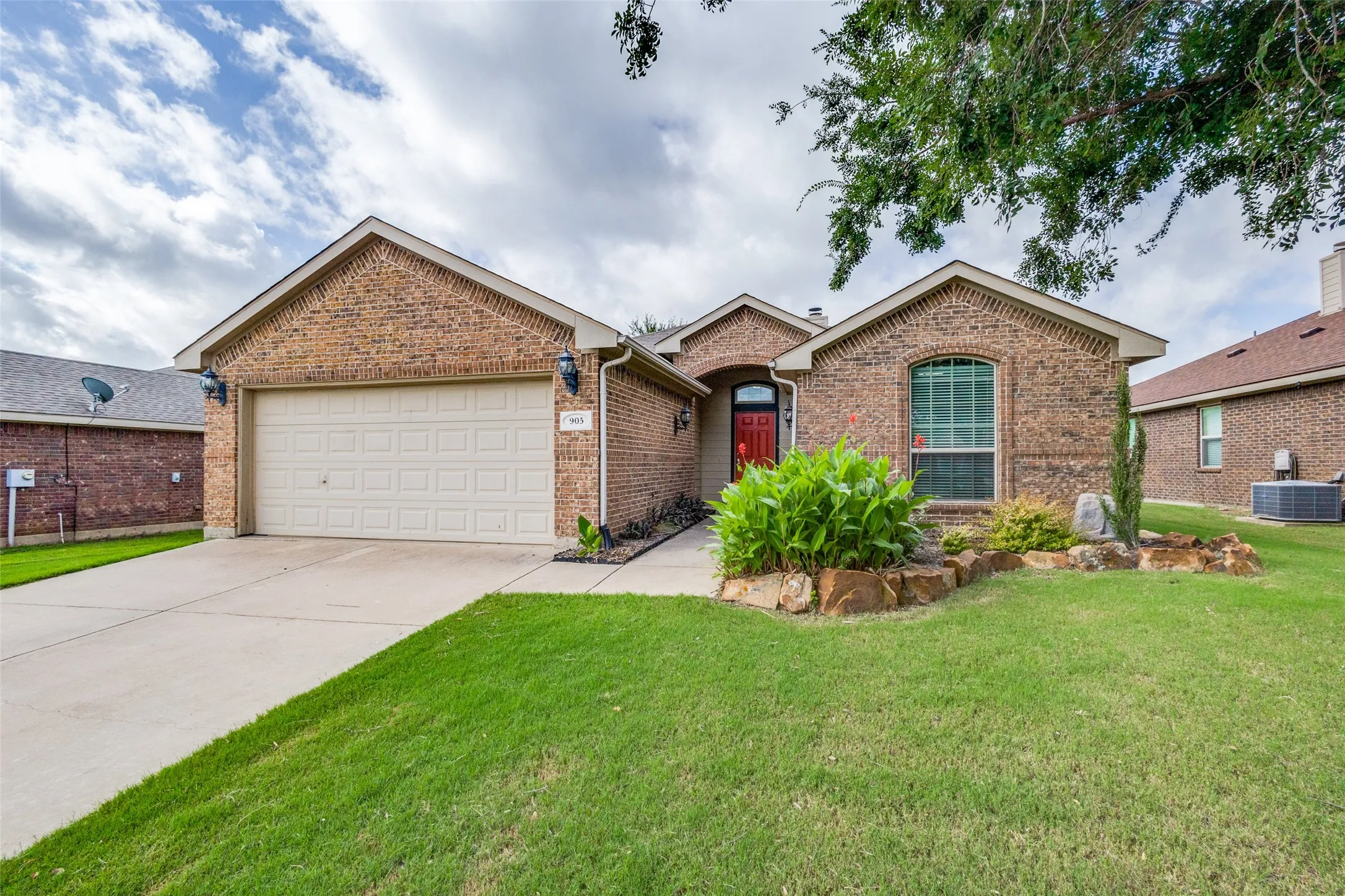 Single Family Residence For Rent in Denton County , 905 Meadowedge Lane, Denton, Texas 76207, 3 Bedroom, 2 Bathroom, 2 Garage spaces, 1,632 Sqft, built in 2012, mls#21377518, Real Estate Agent in Denton, Homes For Rent in Denton county, Homes For Rent in Denton, Realtor in Denton Texas, Real Estate Brokerage Independent Realty Texas, Luminita Cordes Realtor