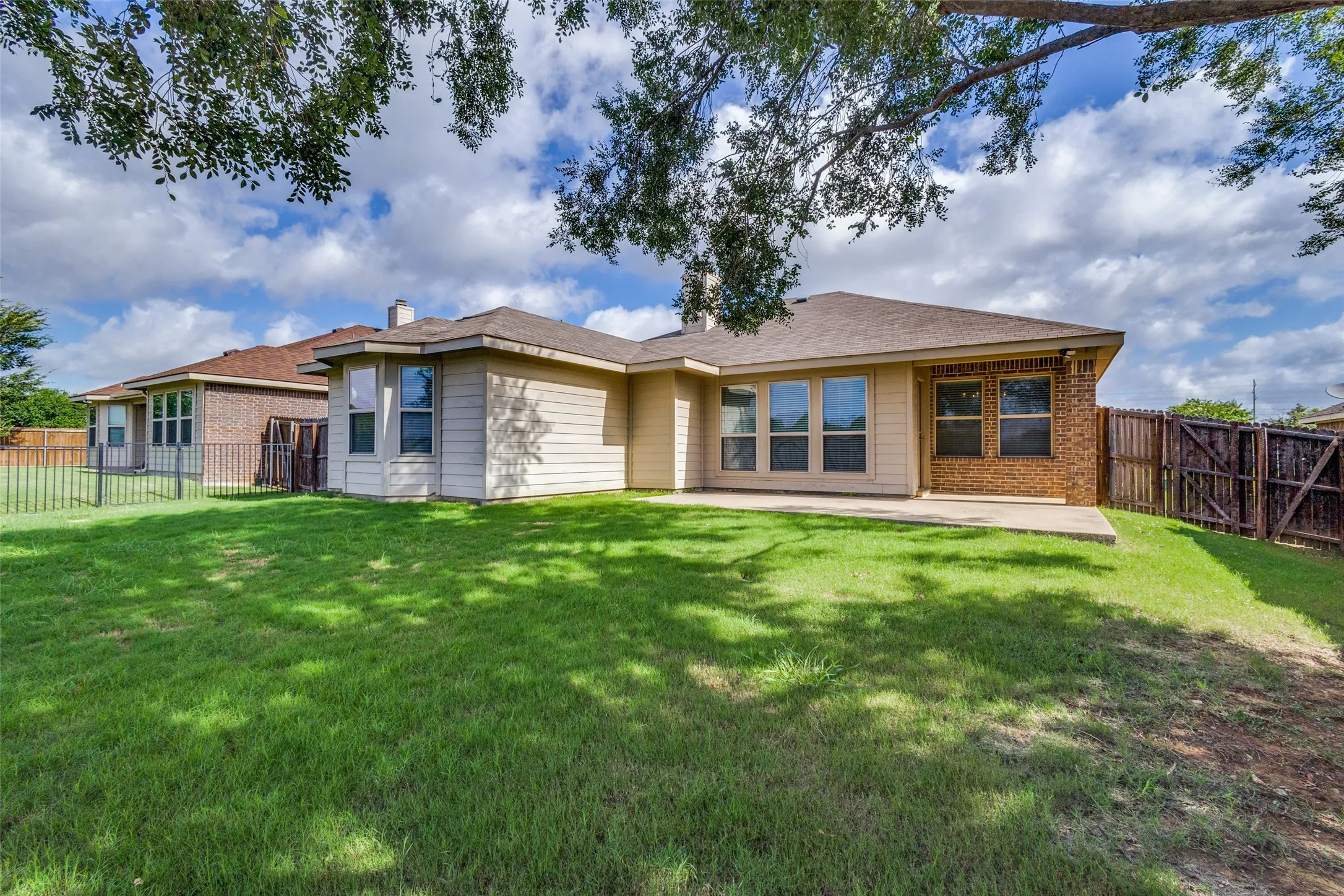 Single Family Residence For Rent in Denton County , 905 Meadowedge Lane, Denton, Texas 76207, 3 Bedroom, 2 Bathroom, 2 Garage spaces, 1,632 Sqft, built in 2012, mls#21377518, Real Estate Agent in Denton, Homes For Rent in Denton county, Homes For Rent in Denton, Realtor in Denton Texas, Real Estate Brokerage Independent Realty Texas, Luminita Cordes Realtor