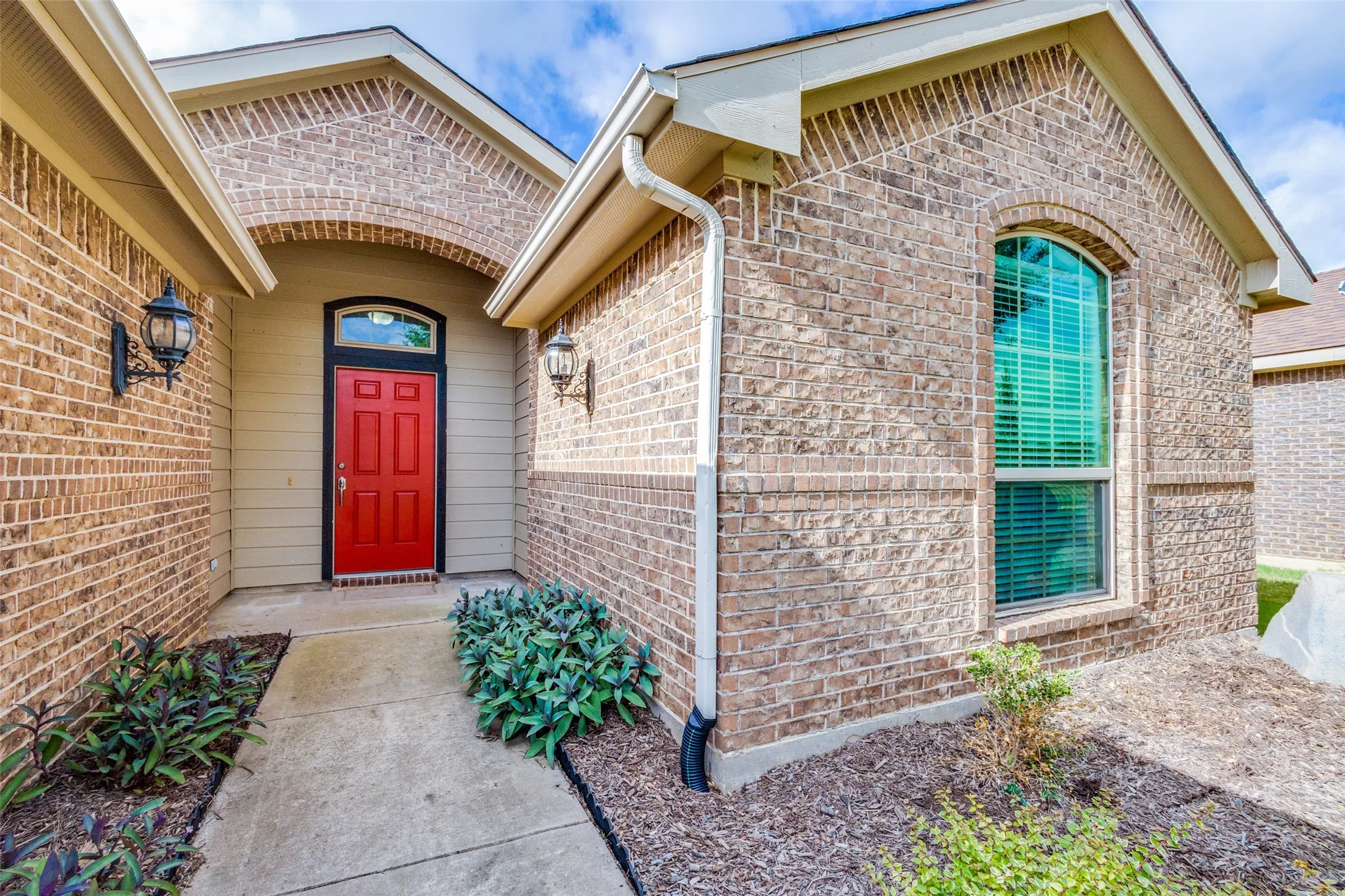 Single Family Residence For Rent in Denton County , 905 Meadowedge Lane, Denton, Texas 76207, 3 Bedroom, 2 Bathroom, 2 Garage spaces, 1,632 Sqft, built in 2012, mls#21377518, Real Estate Agent in Denton, Homes For Rent in Denton county, Homes For Rent in Denton, Realtor in Denton Texas, Real Estate Brokerage Independent Realty Texas, Luminita Cordes Realtor