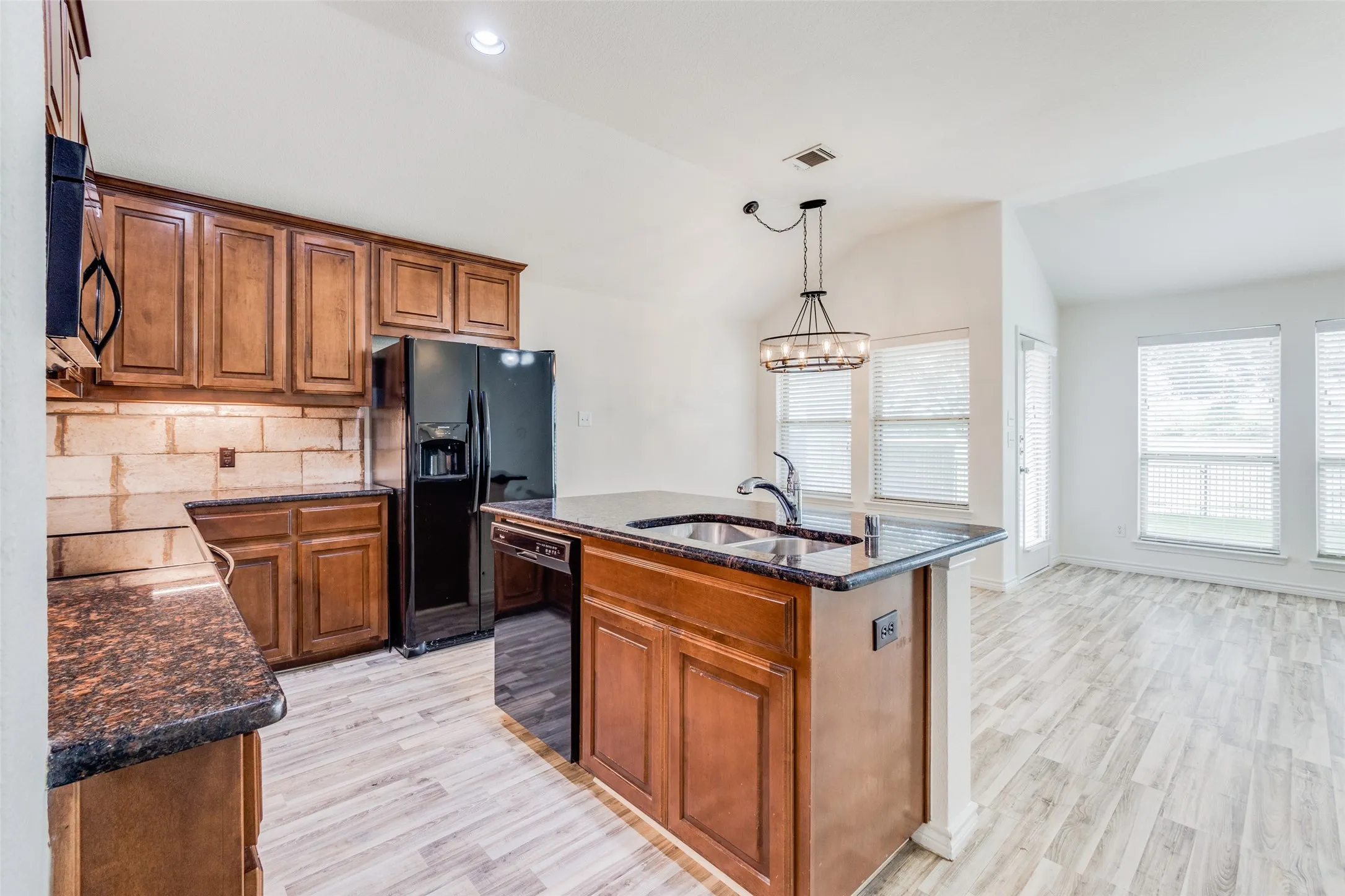Single Family Residence For Rent in Denton County , 905 Meadowedge Lane, Denton, Texas 76207, 3 Bedroom, 2 Bathroom, 2 Garage spaces, 1,632 Sqft, built in 2012, mls#21377518, Real Estate Agent in Denton, Homes For Rent in Denton county, Homes For Rent in Denton, Realtor in Denton Texas, Real Estate Brokerage Independent Realty Texas, Luminita Cordes Realtor