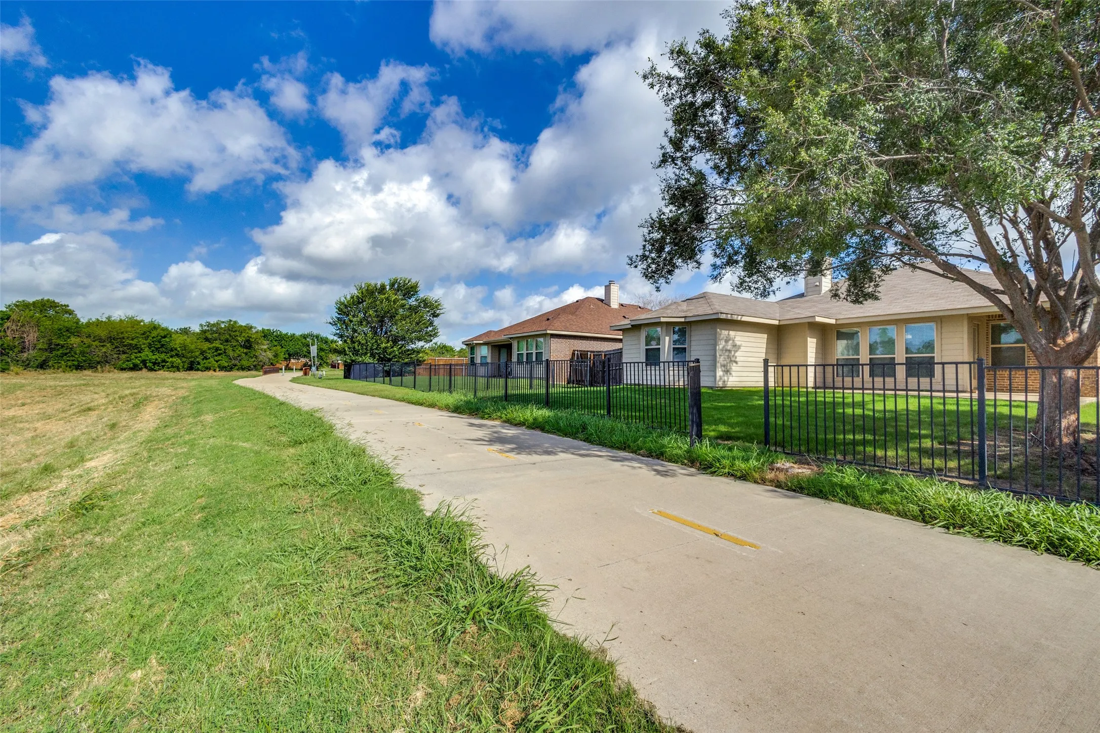 Single Family Residence For Rent in Denton County , 905 Meadowedge Lane, Denton, Texas 76207, 3 Bedroom, 2 Bathroom, 2 Garage spaces, 1,632 Sqft, built in 2012, mls#21377518, Real Estate Agent in Denton, Homes For Rent in Denton county, Homes For Rent in Denton, Realtor in Denton Texas, Real Estate Brokerage Independent Realty Texas, Luminita Cordes Realtor
