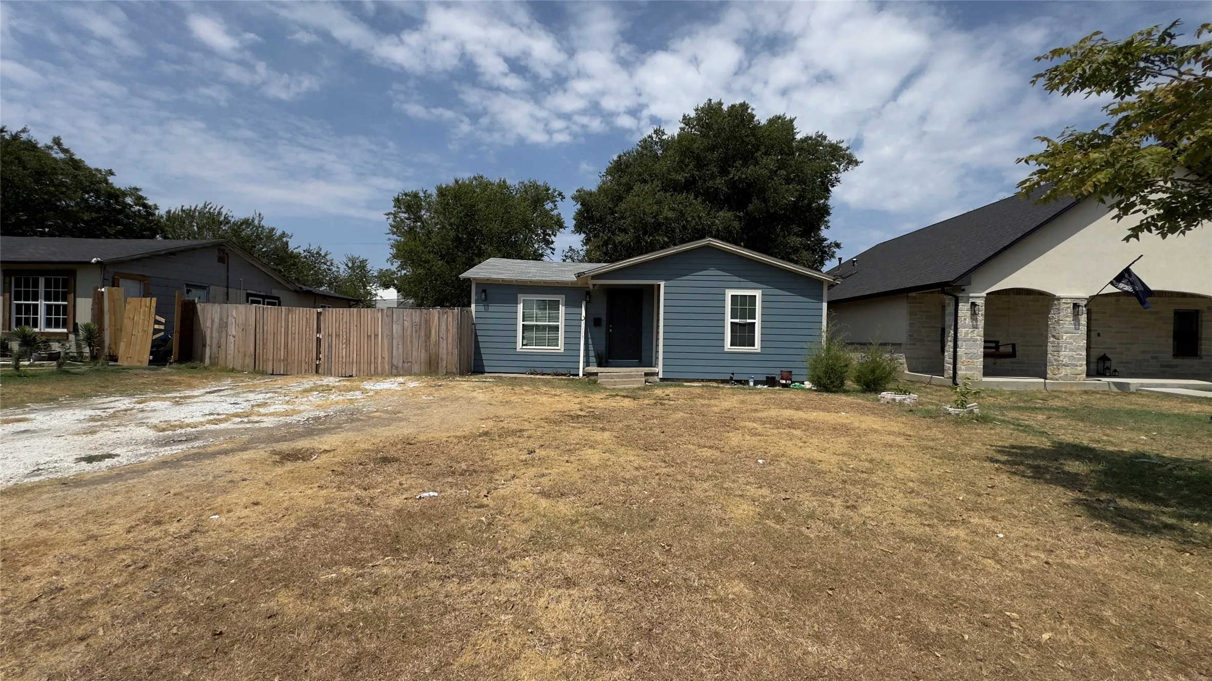 Single Family Residence For Sale in Tarrant County , 3229 Tom Ellen Street, Fort Worth, Texas 76111, 2 Bedroom, 1 Bathroom, Garage spaces, 760 Sqft, built in 1952, mls#21377385, Real Estate Agent in Fort Worth, Homes For Sale in Tarrant county, Homes For Sale in Fort Worth, Realtor in Fort Worth Texas, Real Estate Brokerage Independent Realty Texas, Luminita Cordes Realtor