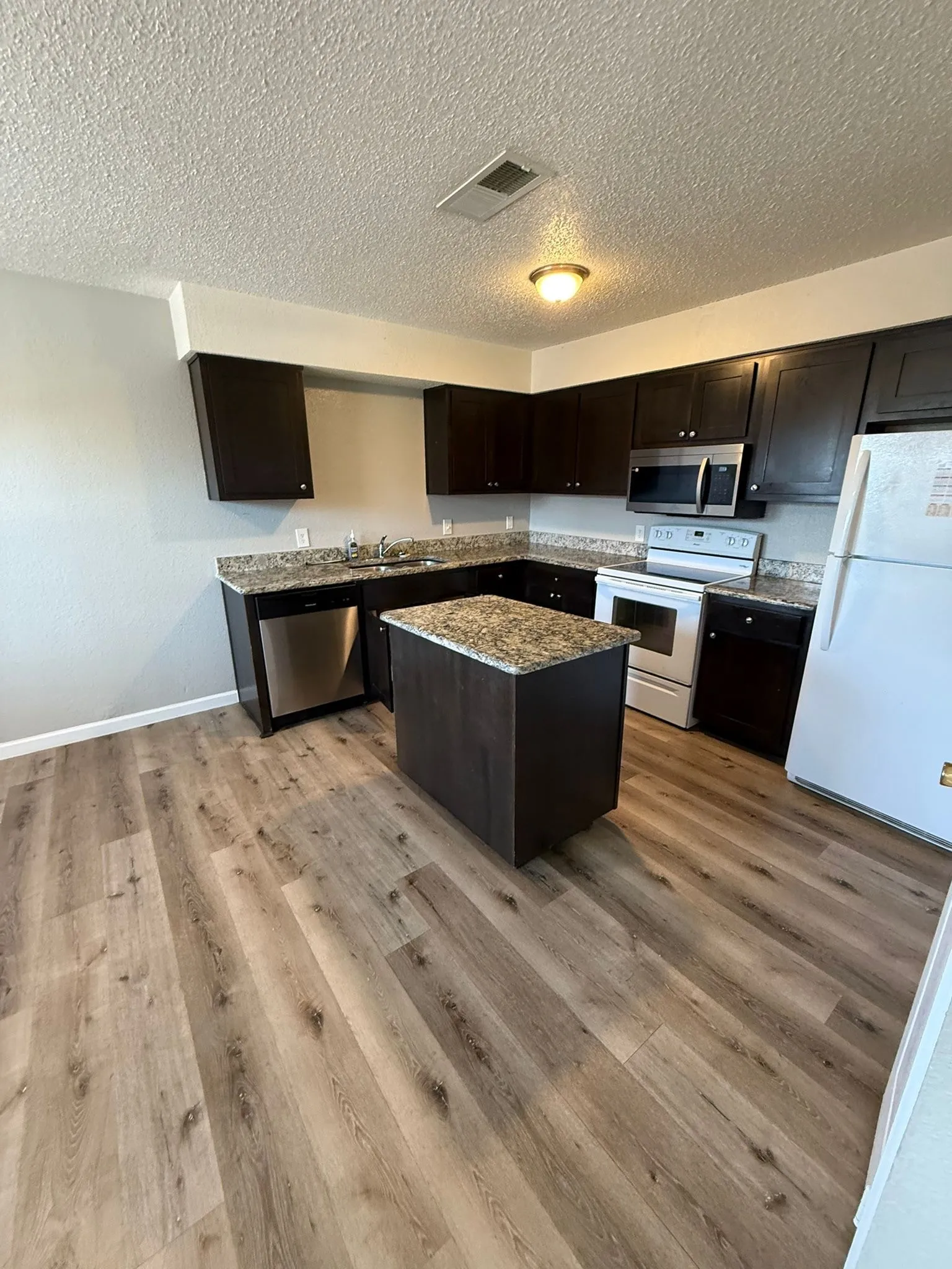 Apartment For Rent in Dallas County , 327 SE 3rd Street 202, Grand Prairie, Texas 75051, 3 Bedroom, 2 Bathroom, Garage spaces, 1,100 Sqft, built in 1984, mls#21377528, Real Estate Agent in Grand Prairie, Homes For Rent in Dallas county, Homes For Rent in Grand Prairie, Realtor in Grand Prairie Texas, Real Estate Brokerage Independent Realty Texas, Luminita Cordes Realtor