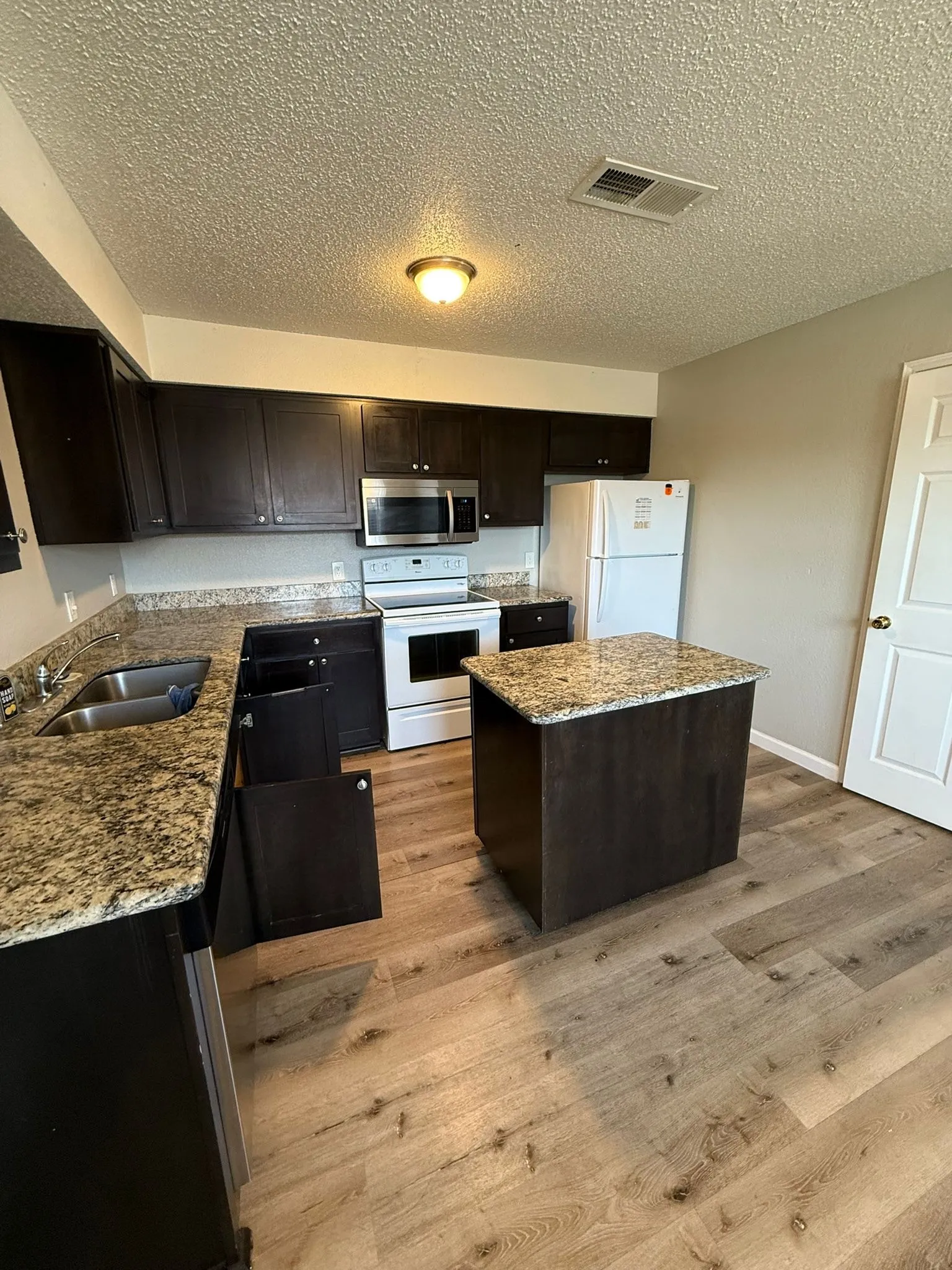 Apartment For Rent in Dallas County , 327 SE 3rd Street 202, Grand Prairie, Texas 75051, 3 Bedroom, 2 Bathroom, Garage spaces, 1,100 Sqft, built in 1984, mls#21377528, Real Estate Agent in Grand Prairie, Homes For Rent in Dallas county, Homes For Rent in Grand Prairie, Realtor in Grand Prairie Texas, Real Estate Brokerage Independent Realty Texas, Luminita Cordes Realtor