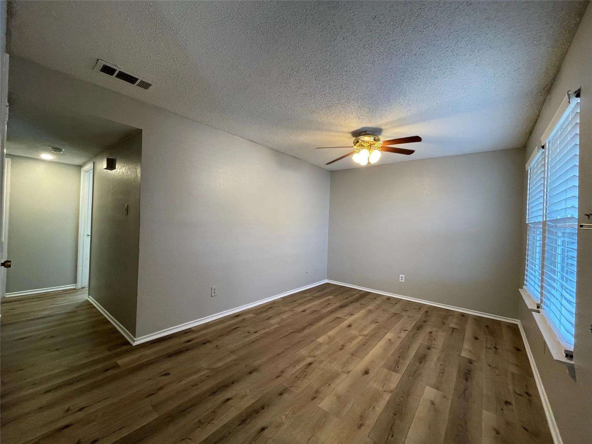 Apartment For Rent in Dallas County , 327 SE 3rd Street 202, Grand Prairie, Texas 75051, 3 Bedroom, 2 Bathroom, Garage spaces, 1,100 Sqft, built in 1984, mls#21377528, Real Estate Agent in Grand Prairie, Homes For Rent in Dallas county, Homes For Rent in Grand Prairie, Realtor in Grand Prairie Texas, Real Estate Brokerage Independent Realty Texas, Luminita Cordes Realtor