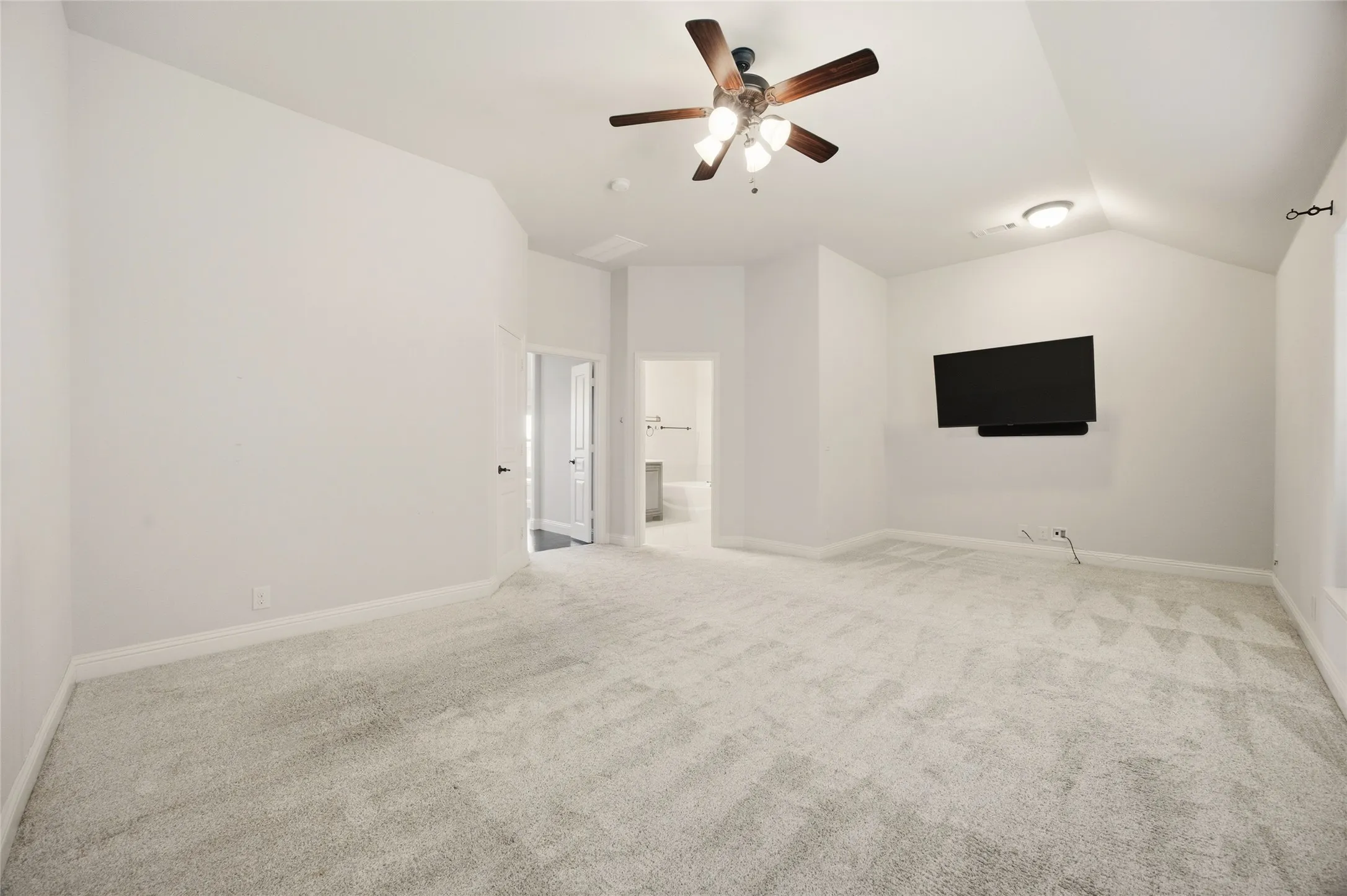 Single Family Residence For Sale in Kaufman County , 2101 Indigo Lane, Heartland, Texas 75126, 4 Bedroom, 3 Bathroom, 2 Garage spaces, 2,430 Sqft, built in 2016, mls#21375103, Real Estate Agent in Heartland, Homes For Sale in Kaufman county, Homes For Sale in Heartland, Realtor in Heartland Texas, Real Estate Brokerage Independent Realty Texas, Luminita Cordes Realtor