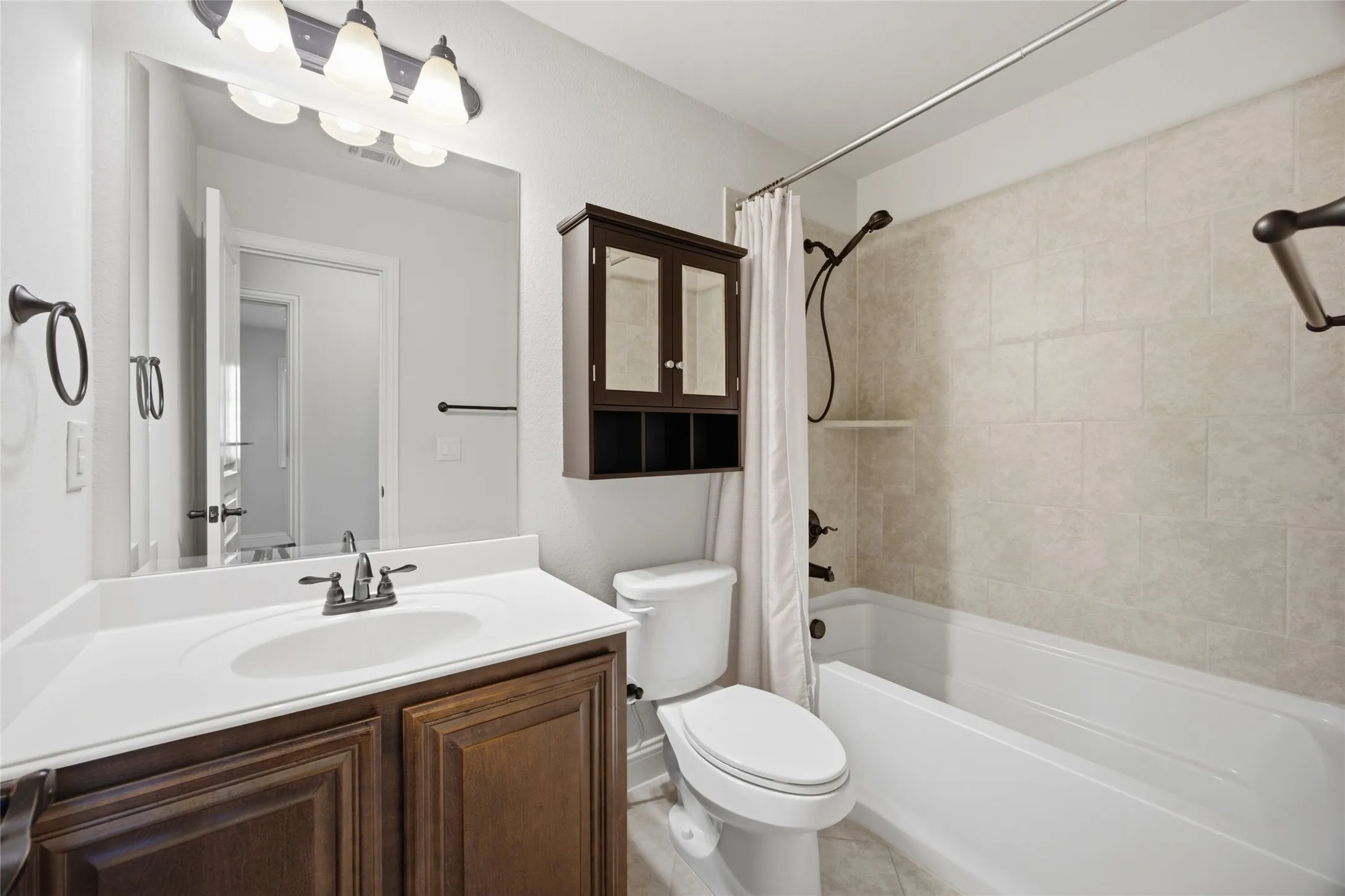 Single Family Residence For Sale in Kaufman County , 2101 Indigo Lane, Heartland, Texas 75126, 4 Bedroom, 3 Bathroom, 2 Garage spaces, 2,430 Sqft, built in 2016, mls#21375103, Real Estate Agent in Heartland, Homes For Sale in Kaufman county, Homes For Sale in Heartland, Realtor in Heartland Texas, Real Estate Brokerage Independent Realty Texas, Luminita Cordes Realtor