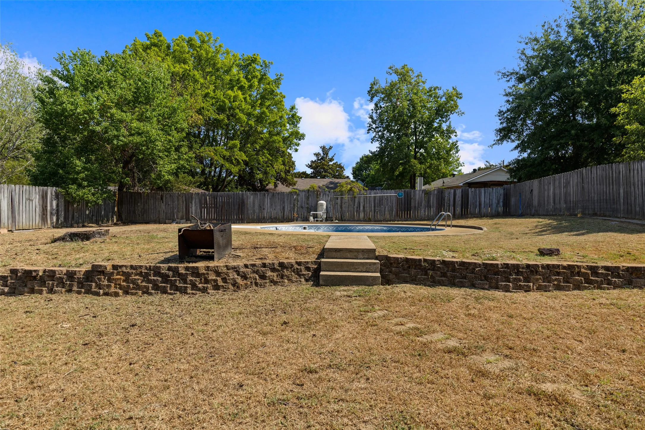 Single Family Residence For Sale in Gregg County , 3712 Pratt Drive, Longview, Texas 75604, 3 Bedroom, 2 Bathroom, Garage spaces, 1,351 Sqft, built in 1982, mls#21377311, Real Estate Agent in Longview, Homes For Sale in Gregg county, Homes For Sale in Longview, Realtor in Longview Texas, Real Estate Brokerage Independent Realty Texas, Luminita Cordes Realtor