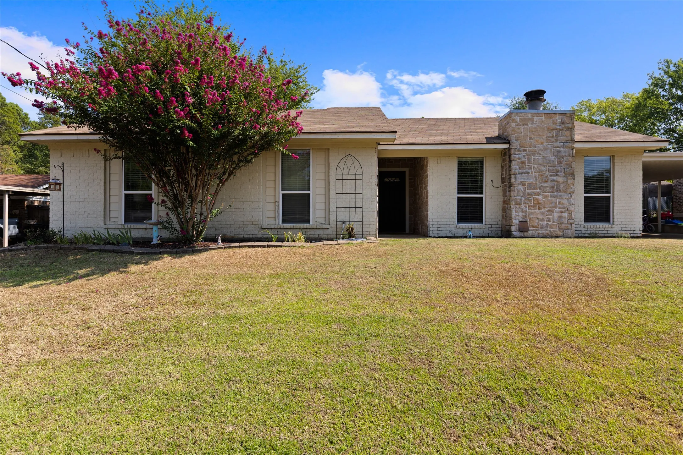 Single Family Residence For Sale in Gregg County , 3712 Pratt Drive, Longview, Texas 75604, 3 Bedroom, 2 Bathroom, Garage spaces, 1,351 Sqft, built in 1982, mls#21377311, Real Estate Agent in Longview, Homes For Sale in Gregg county, Homes For Sale in Longview, Realtor in Longview Texas, Real Estate Brokerage Independent Realty Texas, Luminita Cordes Realtor