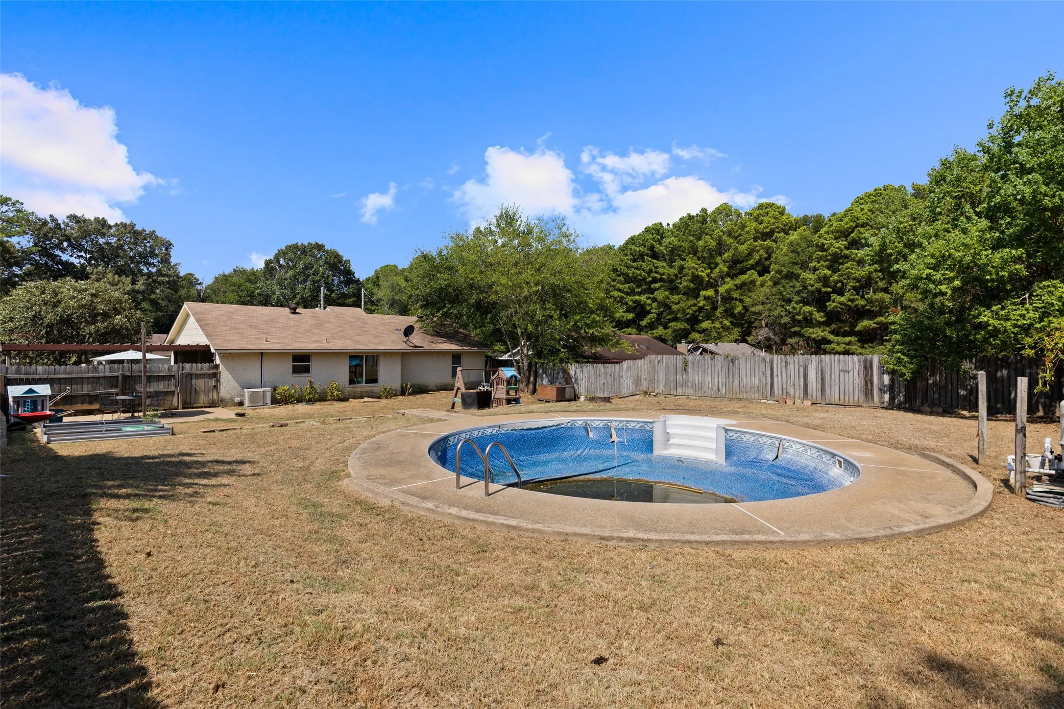 Single Family Residence For Sale in Gregg County , 3712 Pratt Drive, Longview, Texas 75604, 3 Bedroom, 2 Bathroom, Garage spaces, 1,351 Sqft, built in 1982, mls#21377311, Real Estate Agent in Longview, Homes For Sale in Gregg county, Homes For Sale in Longview, Realtor in Longview Texas, Real Estate Brokerage Independent Realty Texas, Luminita Cordes Realtor