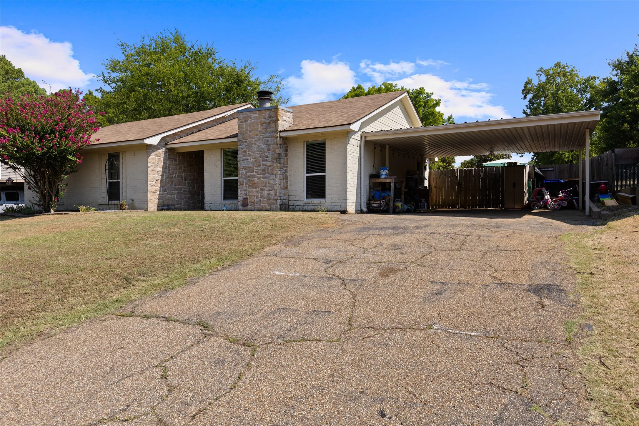 Single Family Residence For Sale in Gregg County , 3712 Pratt Drive, Longview, Texas 75604, 3 Bedroom, 2 Bathroom, Garage spaces, 1,351 Sqft, built in 1982, mls#21377311, Real Estate Agent in Longview, Homes For Sale in Gregg county, Homes For Sale in Longview, Realtor in Longview Texas, Real Estate Brokerage Independent Realty Texas, Luminita Cordes Realtor