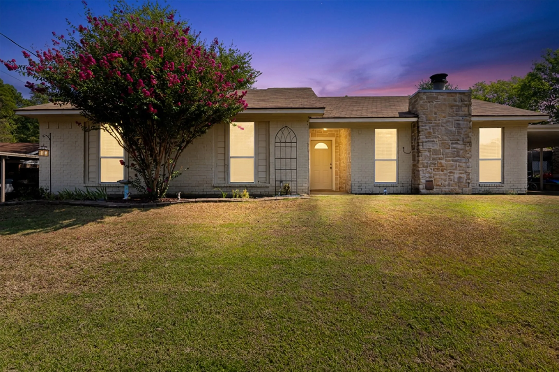 Single Family Residence For Sale in Gregg County , 3712 Pratt Drive, Longview, Texas 75604, 3 Bedroom, 2 Bathroom, Garage spaces, 1,351 Sqft, built in 1982, mls#21377311, Real Estate Agent in Longview, Homes For Sale in Gregg county, Homes For Sale in Longview, Realtor in Longview Texas, Real Estate Brokerage Independent Realty Texas, Luminita Cordes Realtor