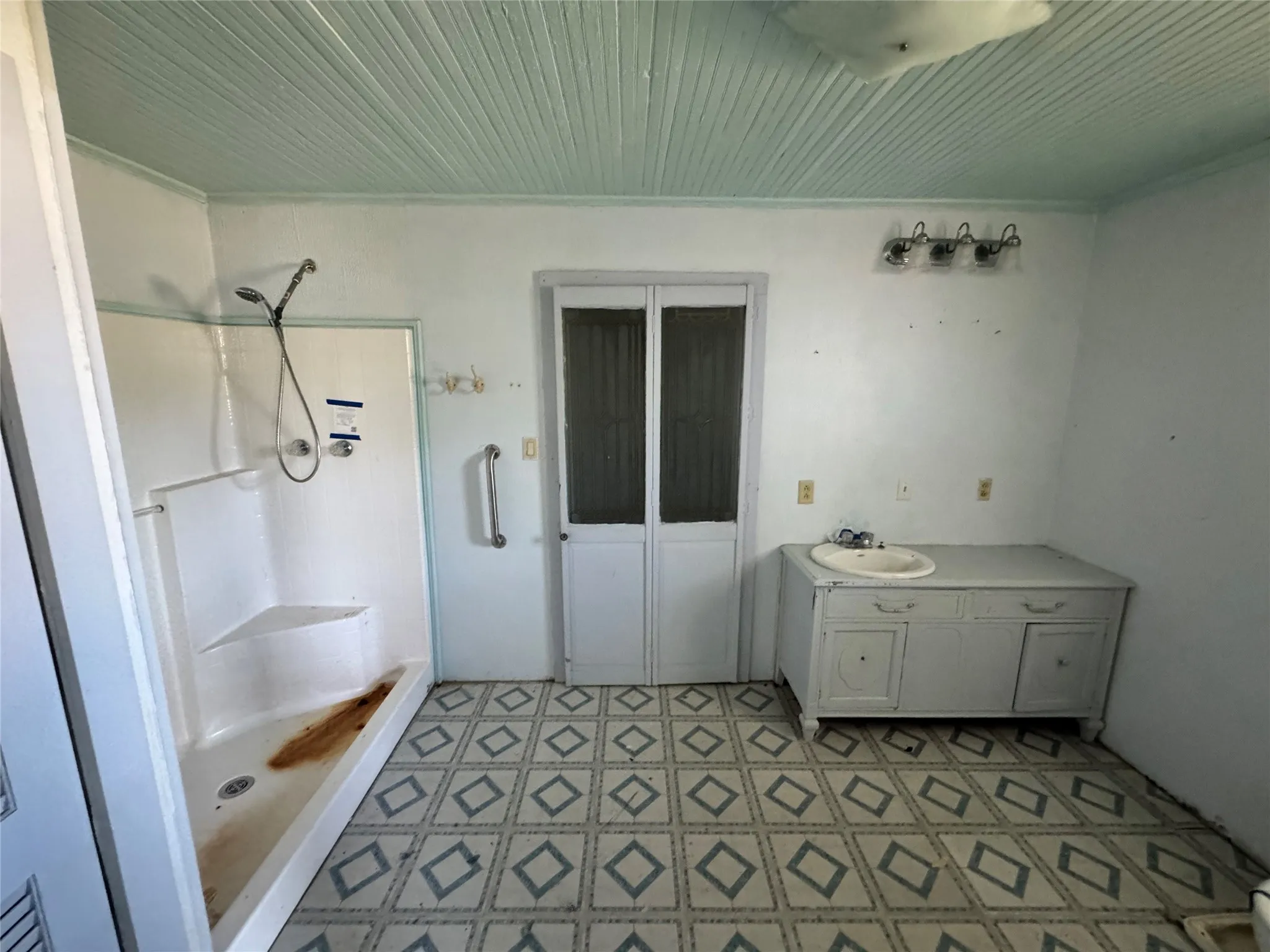 Single Family Residence For Sale in Coleman County , 204 Bowie Street, Santa Anna, Texas 76878, 2 Bedroom, 2 Bathroom, Garage spaces, 1,392 Sqft, built in 1940, mls#21377504, Real Estate Agent in Santa Anna, Homes For Sale in Coleman county, Homes For Sale in Santa Anna, Realtor in Santa Anna Texas, Real Estate Brokerage Independent Realty Texas, Luminita Cordes Realtor
