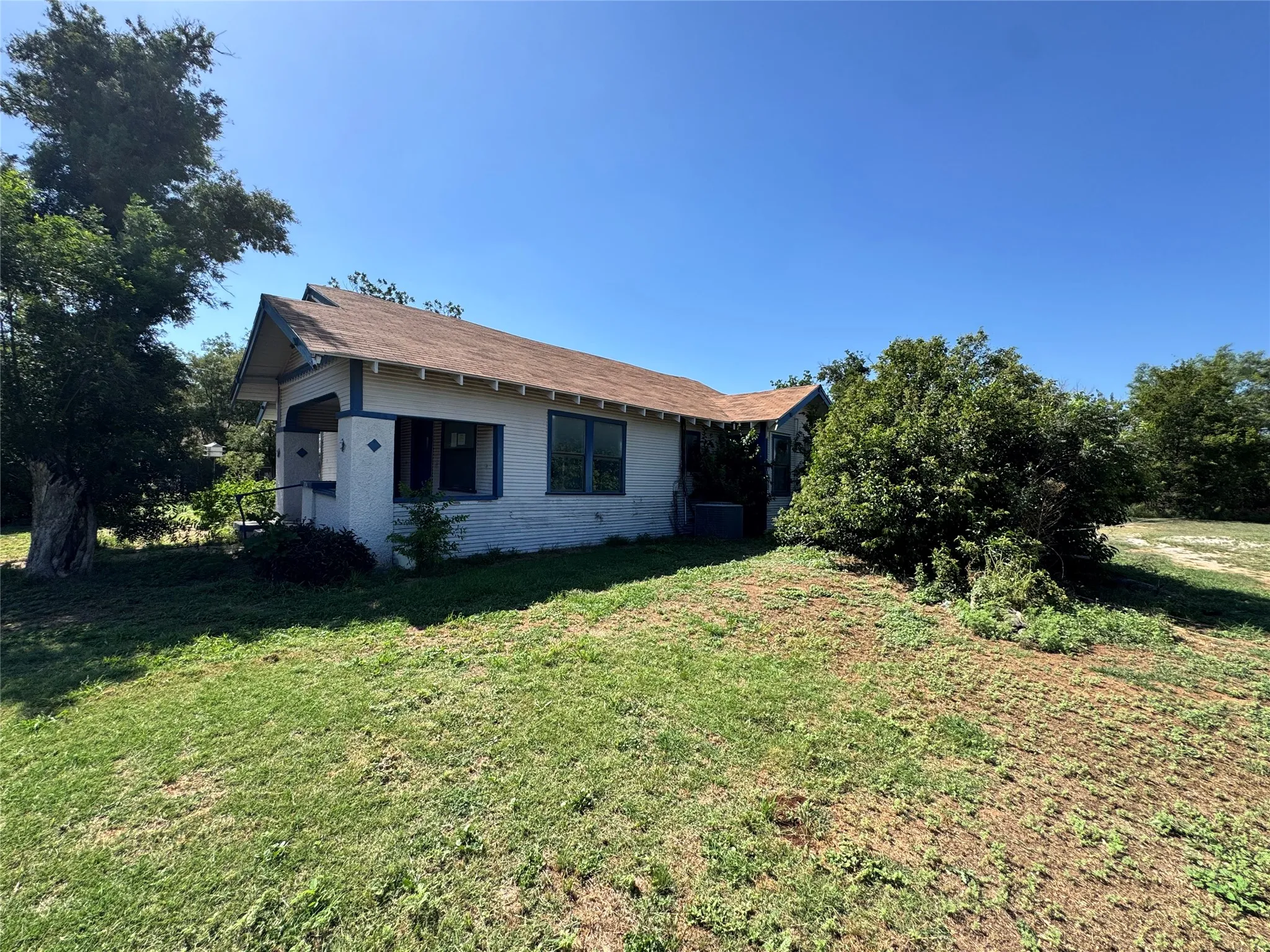 Single Family Residence For Sale in Coleman County , 204 Bowie Street, Santa Anna, Texas 76878, 2 Bedroom, 2 Bathroom, Garage spaces, 1,392 Sqft, built in 1940, mls#21377504, Real Estate Agent in Santa Anna, Homes For Sale in Coleman county, Homes For Sale in Santa Anna, Realtor in Santa Anna Texas, Real Estate Brokerage Independent Realty Texas, Luminita Cordes Realtor
