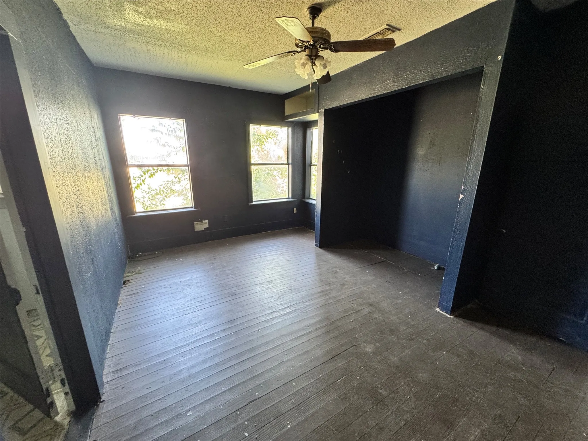 Single Family Residence For Sale in Coleman County , 204 Bowie Street, Santa Anna, Texas 76878, 2 Bedroom, 2 Bathroom, Garage spaces, 1,392 Sqft, built in 1940, mls#21377504, Real Estate Agent in Santa Anna, Homes For Sale in Coleman county, Homes For Sale in Santa Anna, Realtor in Santa Anna Texas, Real Estate Brokerage Independent Realty Texas, Luminita Cordes Realtor