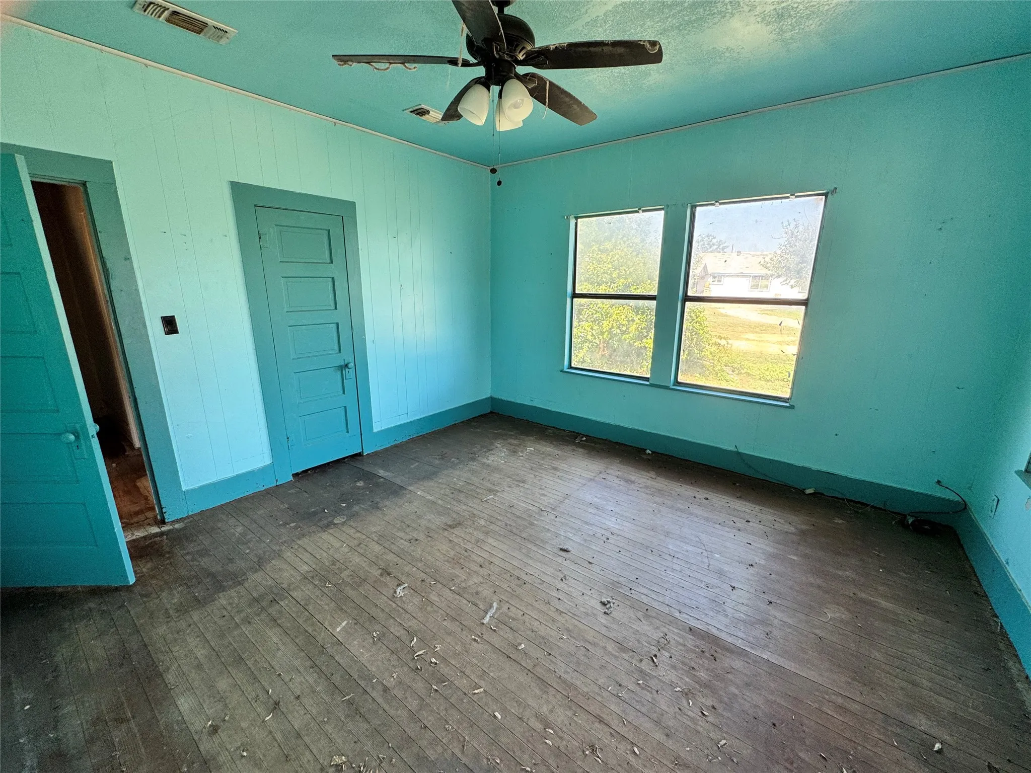 Single Family Residence For Sale in Coleman County , 204 Bowie Street, Santa Anna, Texas 76878, 2 Bedroom, 2 Bathroom, Garage spaces, 1,392 Sqft, built in 1940, mls#21377504, Real Estate Agent in Santa Anna, Homes For Sale in Coleman county, Homes For Sale in Santa Anna, Realtor in Santa Anna Texas, Real Estate Brokerage Independent Realty Texas, Luminita Cordes Realtor