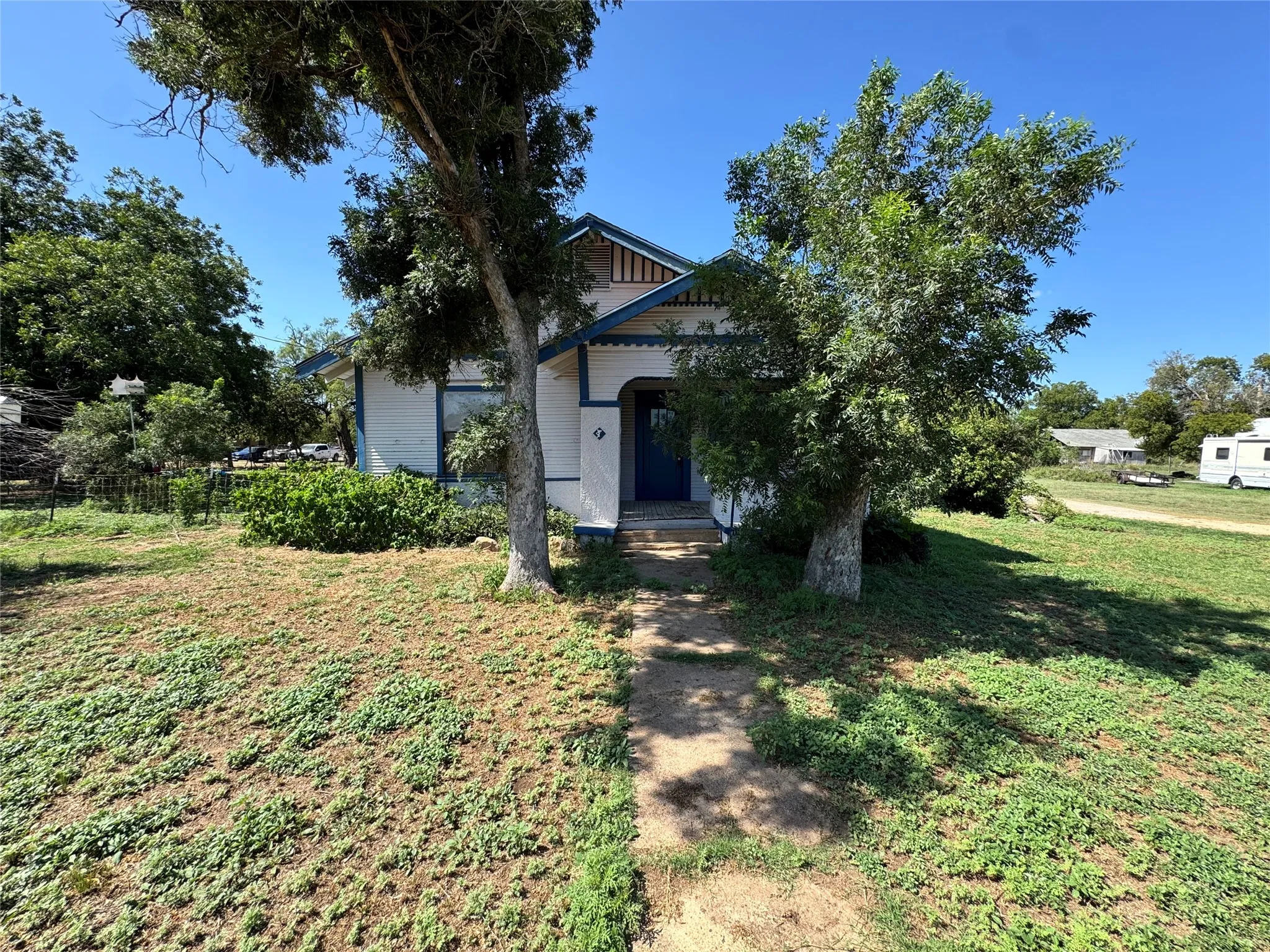 Single Family Residence For Sale in Coleman County , 204 Bowie Street, Santa Anna, Texas 76878, 2 Bedroom, 2 Bathroom, Garage spaces, 1,392 Sqft, built in 1940, mls#21377504, Real Estate Agent in Santa Anna, Homes For Sale in Coleman county, Homes For Sale in Santa Anna, Realtor in Santa Anna Texas, Real Estate Brokerage Independent Realty Texas, Luminita Cordes Realtor