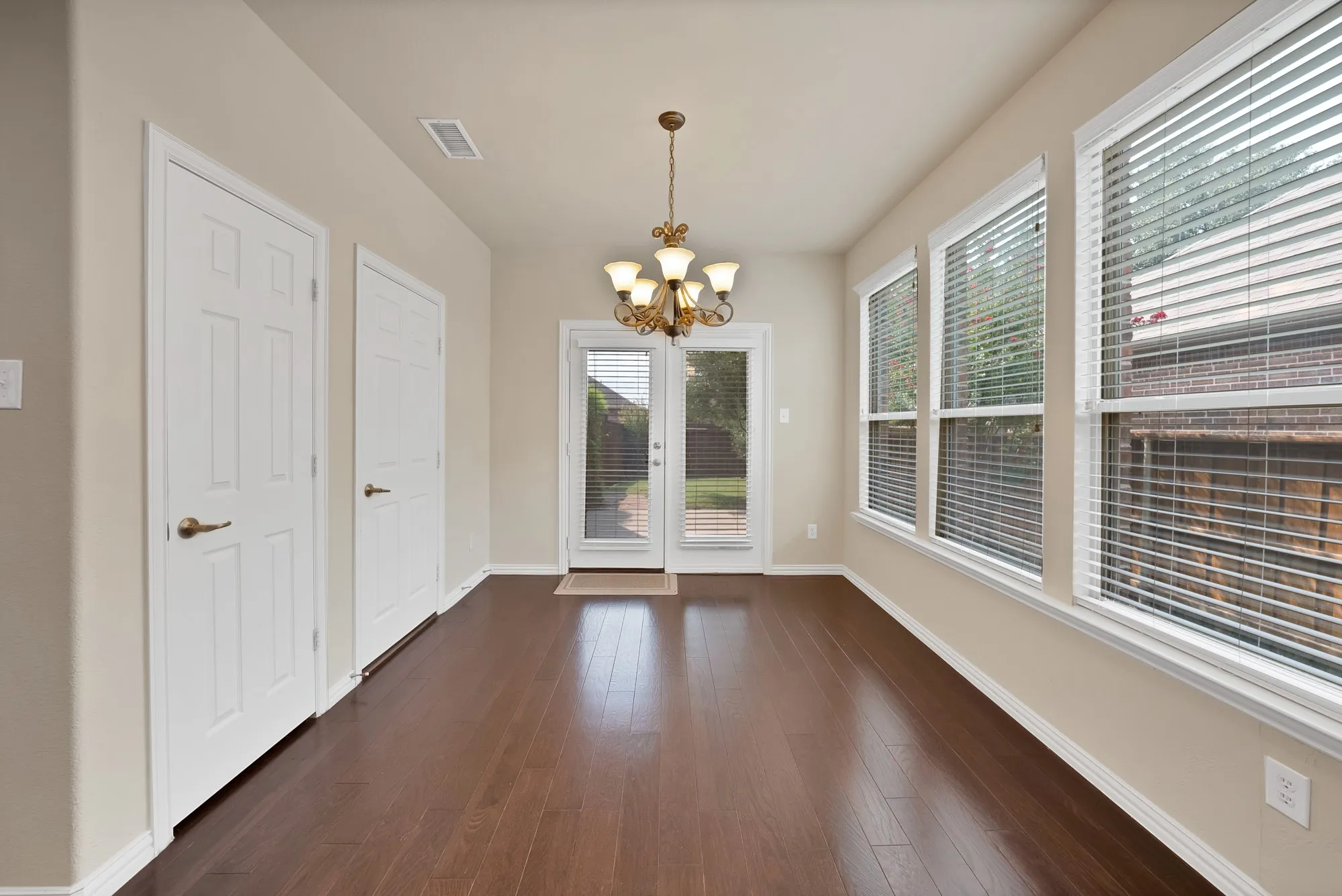 Single Family Residence For Sale in Collin County , 5004 Westport Drive, Mc Kinney, Texas 75070, 3 Bedroom, 3 Bathroom, 2 Garage spaces, 2,870 Sqft, built in 2008, mls#21368090, Real Estate Agent in Mc Kinney, Homes For Sale in Collin county, Homes For Sale in Mc Kinney, Realtor in Mc Kinney Texas, Real Estate Brokerage Independent Realty Texas, Luminita Cordes Realtor