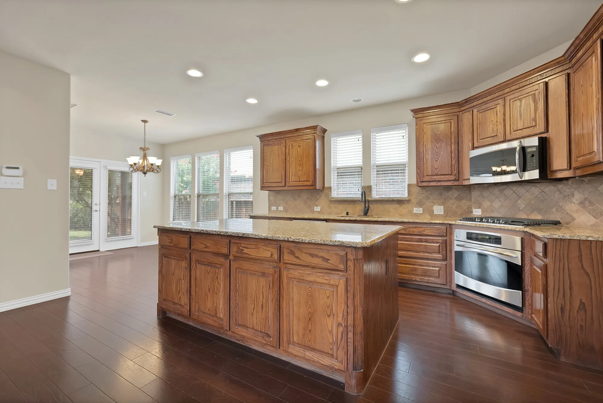 Single Family Residence For Sale in Collin County , 5004 Westport Drive, Mc Kinney, Texas 75070, 3 Bedroom, 3 Bathroom, 2 Garage spaces, 2,870 Sqft, built in 2008, mls#21368090, Real Estate Agent in Mc Kinney, Homes For Sale in Collin county, Homes For Sale in Mc Kinney, Realtor in Mc Kinney Texas, Real Estate Brokerage Independent Realty Texas, Luminita Cordes Realtor