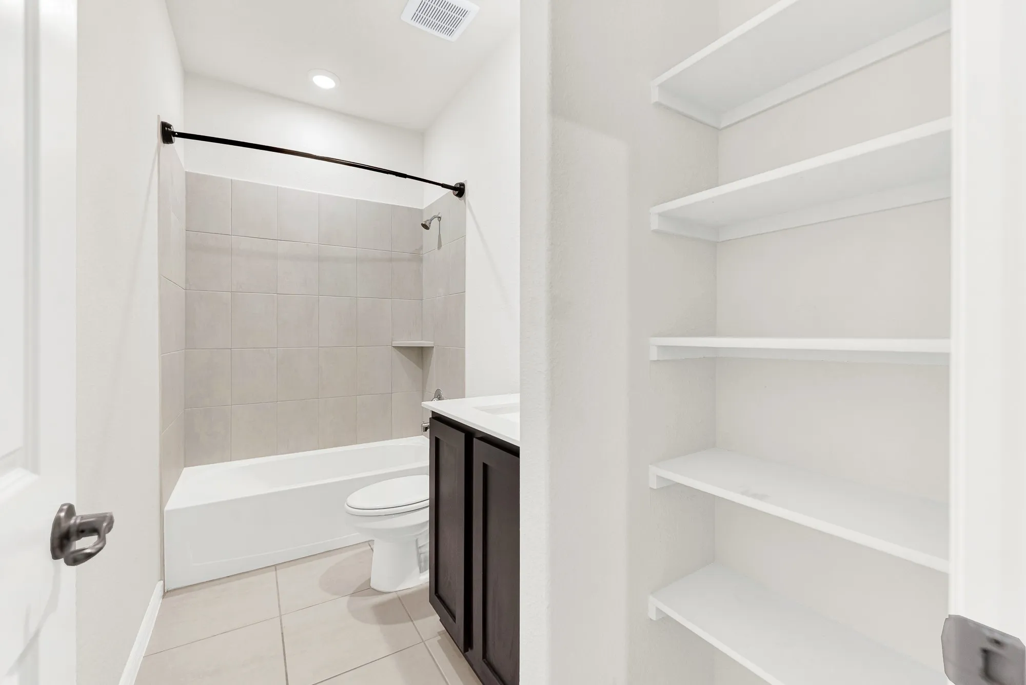 Plenty Of Storage In This Full Bath, Making Guests and Family Feel Welcome.