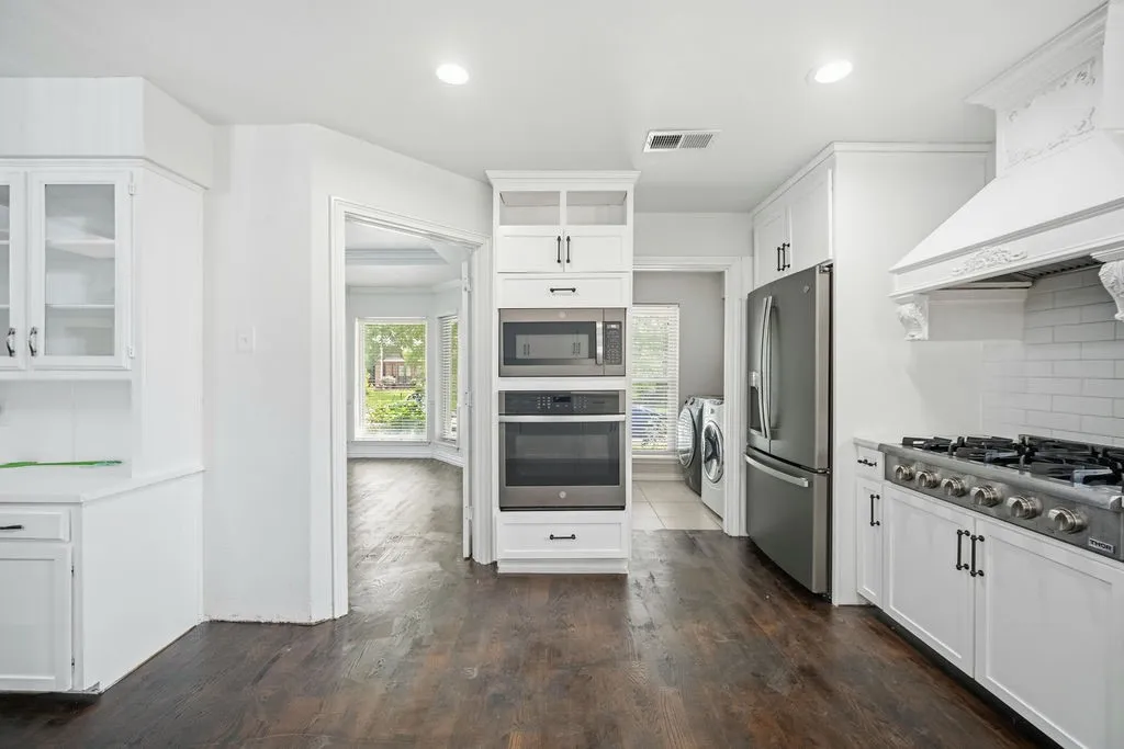 Single Family Residence For Sale in Dallas County , 2705 Timberleaf Drive, Carrollton, Texas 75006, 4 Bedroom, 3 Bathroom, 2 Garage spaces, 2,391 Sqft, built in 1984, mls#21377544, Real Estate Agent in Carrollton, Homes For Sale in Dallas county, Homes For Sale in Carrollton, Realtor in Carrollton Texas, Real Estate Brokerage Independent Realty Texas, Luminita Cordes Realtor