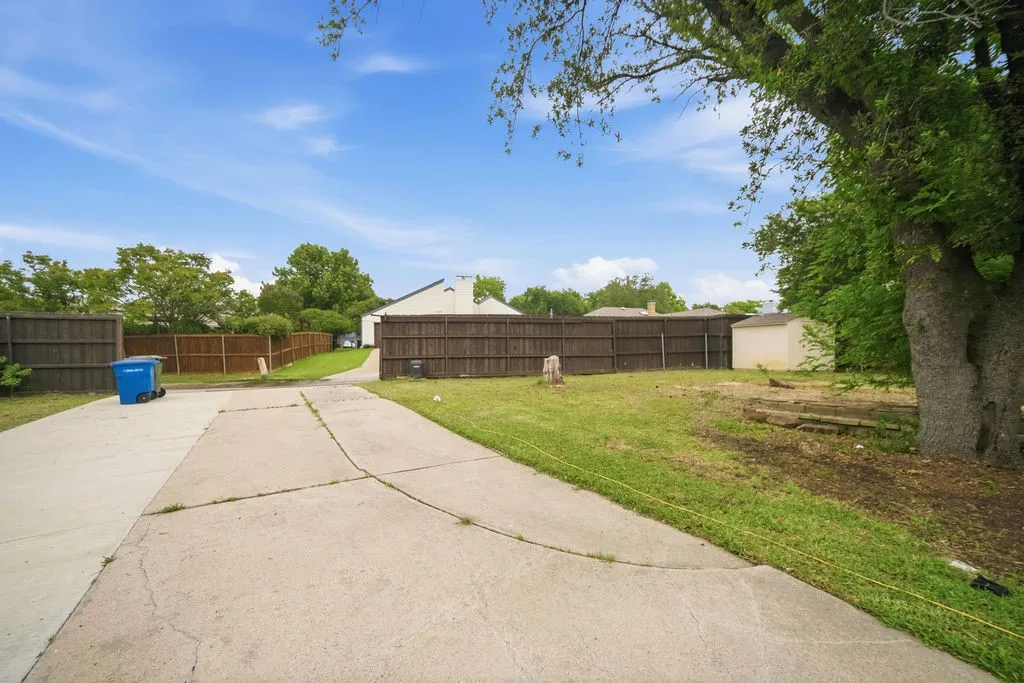 Single Family Residence For Sale in Dallas County , 2705 Timberleaf Drive, Carrollton, Texas 75006, 4 Bedroom, 3 Bathroom, 2 Garage spaces, 2,391 Sqft, built in 1984, mls#21377544, Real Estate Agent in Carrollton, Homes For Sale in Dallas county, Homes For Sale in Carrollton, Realtor in Carrollton Texas, Real Estate Brokerage Independent Realty Texas, Luminita Cordes Realtor
