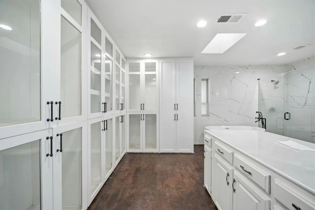 Single Family Residence For Sale in Dallas County , 2705 Timberleaf Drive, Carrollton, Texas 75006, 4 Bedroom, 3 Bathroom, 2 Garage spaces, 2,391 Sqft, built in 1984, mls#21377544, Real Estate Agent in Carrollton, Homes For Sale in Dallas county, Homes For Sale in Carrollton, Realtor in Carrollton Texas, Real Estate Brokerage Independent Realty Texas, Luminita Cordes Realtor