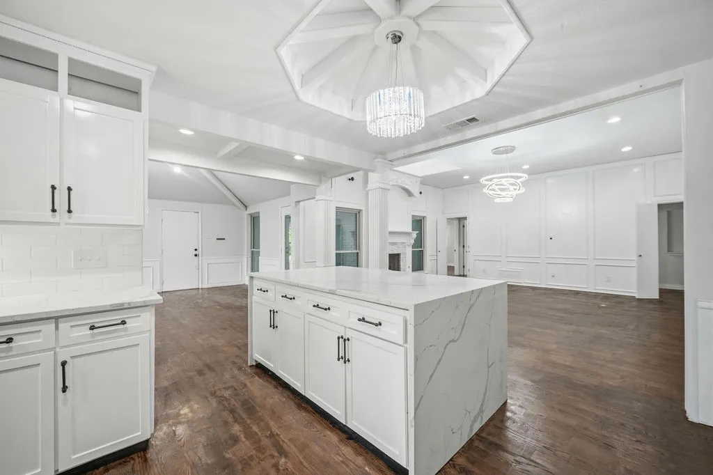Single Family Residence For Sale in Dallas County , 2705 Timberleaf Drive, Carrollton, Texas 75006, 4 Bedroom, 3 Bathroom, 2 Garage spaces, 2,391 Sqft, built in 1984, mls#21377544, Real Estate Agent in Carrollton, Homes For Sale in Dallas county, Homes For Sale in Carrollton, Realtor in Carrollton Texas, Real Estate Brokerage Independent Realty Texas, Luminita Cordes Realtor
