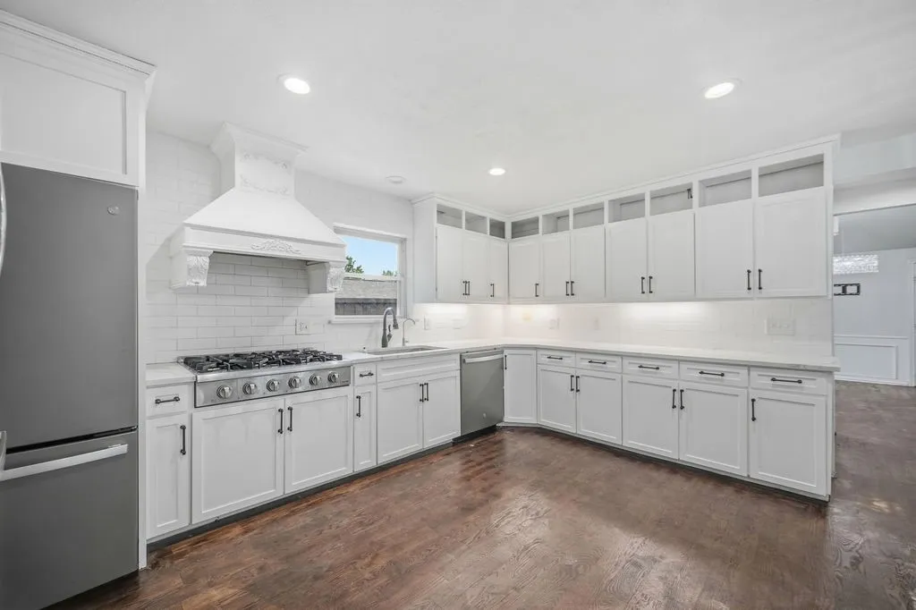Single Family Residence For Sale in Dallas County , 2705 Timberleaf Drive, Carrollton, Texas 75006, 4 Bedroom, 3 Bathroom, 2 Garage spaces, 2,391 Sqft, built in 1984, mls#21377544, Real Estate Agent in Carrollton, Homes For Sale in Dallas county, Homes For Sale in Carrollton, Realtor in Carrollton Texas, Real Estate Brokerage Independent Realty Texas, Luminita Cordes Realtor