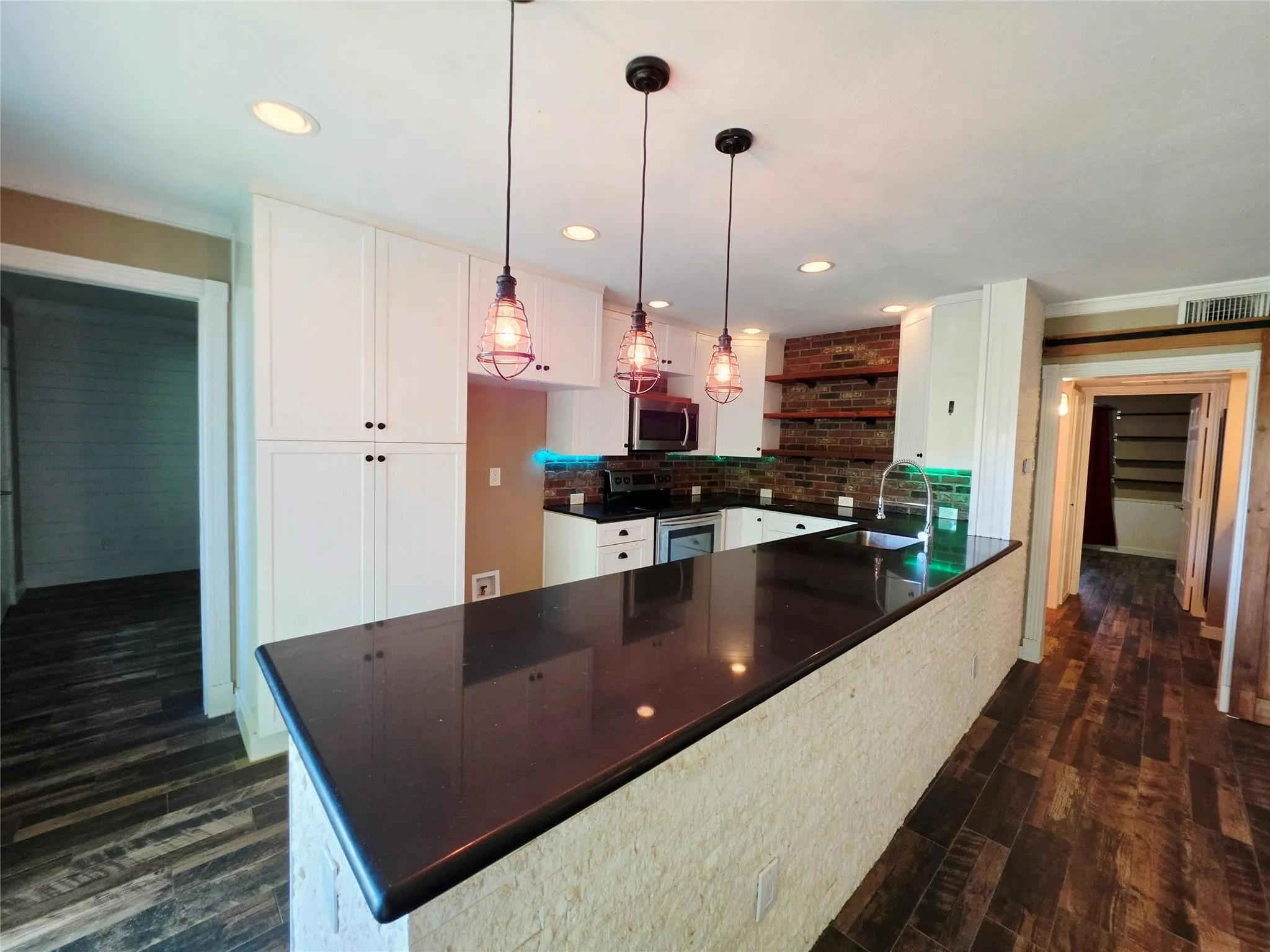 Condominium For Rent in Dallas County , 4452 Chaha Road 204, Garland, Texas 75043, 2 Bedroom, 2 Bathroom, Garage spaces, 958 Sqft, built in 1981, mls#21377526, Real Estate Agent in Garland, Homes For Rent in Dallas county, Homes For Rent in Garland, Realtor in Garland Texas, Real Estate Brokerage Independent Realty Texas, Luminita Cordes Realtor