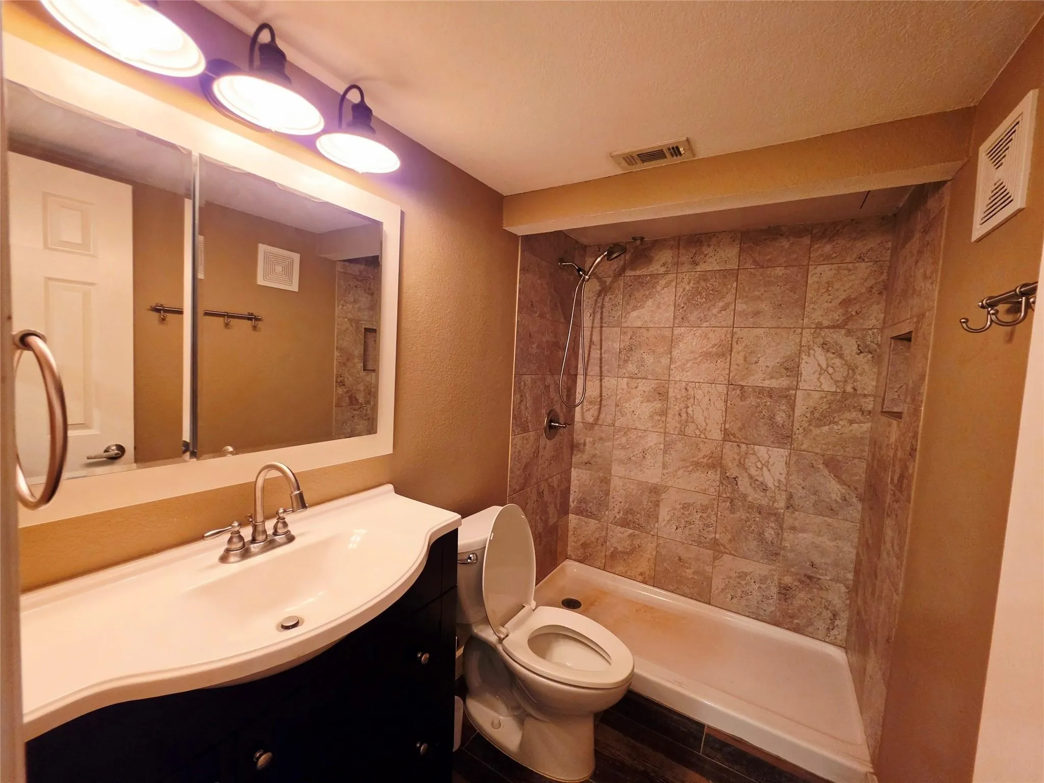Condominium For Rent in Dallas County , 4452 Chaha Road 204, Garland, Texas 75043, 2 Bedroom, 2 Bathroom, Garage spaces, 958 Sqft, built in 1981, mls#21377526, Real Estate Agent in Garland, Homes For Rent in Dallas county, Homes For Rent in Garland, Realtor in Garland Texas, Real Estate Brokerage Independent Realty Texas, Luminita Cordes Realtor