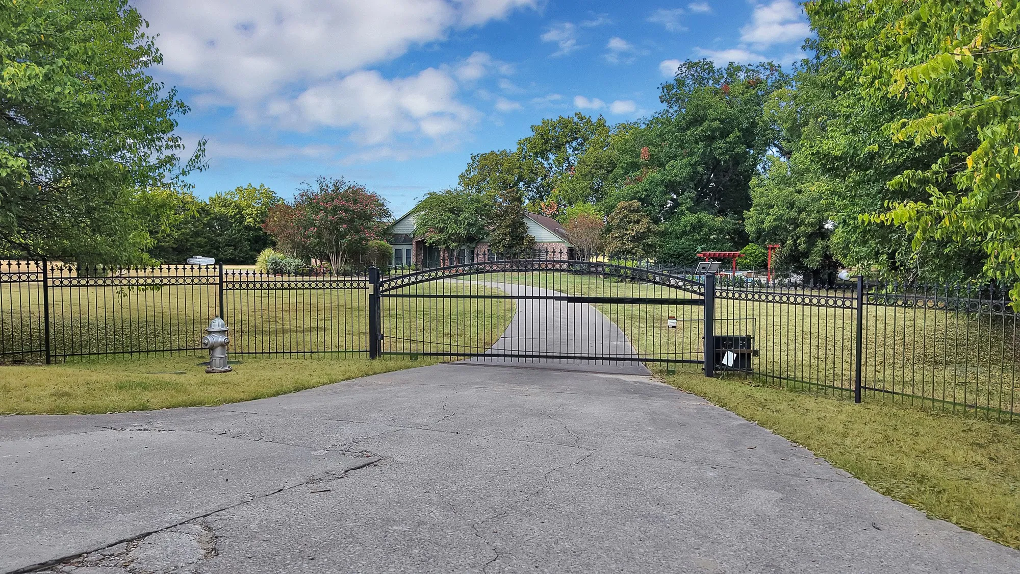 Electric gate upon arrival