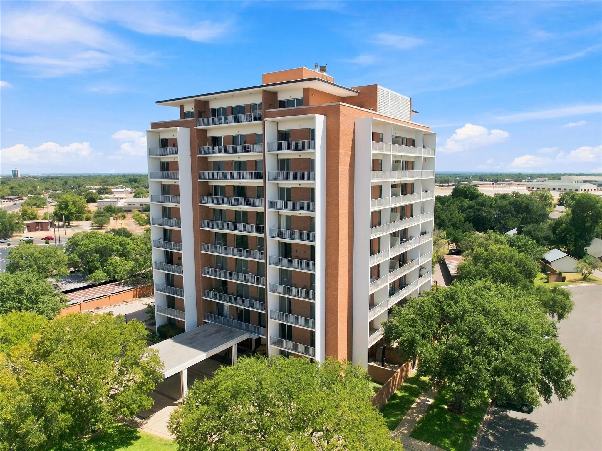Condominium For Sale in Mc Lennan County , 4924 Cobbs Drive 4E, Waco, Texas 76710, 2 Bedroom, 2 Bathroom, Garage spaces, 1,045 Sqft, built in 1966, mls#21374933, Real Estate Agent in Waco, Homes For Sale in Mc Lennan county, Homes For Sale in Waco, Realtor in Waco Texas, Real Estate Brokerage Independent Realty Texas, Luminita Cordes Realtor