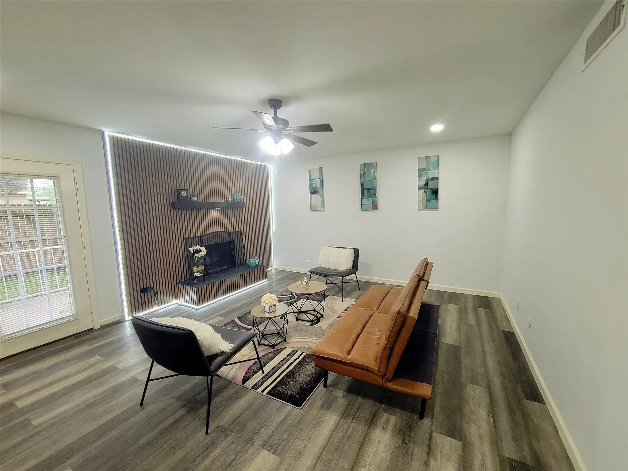 Living room with visible vents, baseboards, ceiling fan, wood finished floors, and recessed lighting