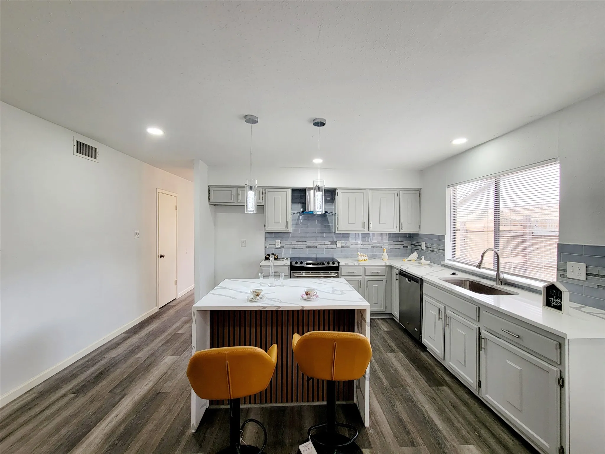 Single Family Residence For Rent in Dallas County , 4636 Gleneagle Street, Mesquite, Texas 75150, 3 Bedroom, 2 Bathroom, 2 Garage spaces, 1,897 Sqft, built in 1980, mls#21377555, Real Estate Agent in Mesquite, Homes For Rent in Dallas county, Homes For Rent in Mesquite, Realtor in Mesquite Texas, Real Estate Brokerage Independent Realty Texas, Luminita Cordes Realtor