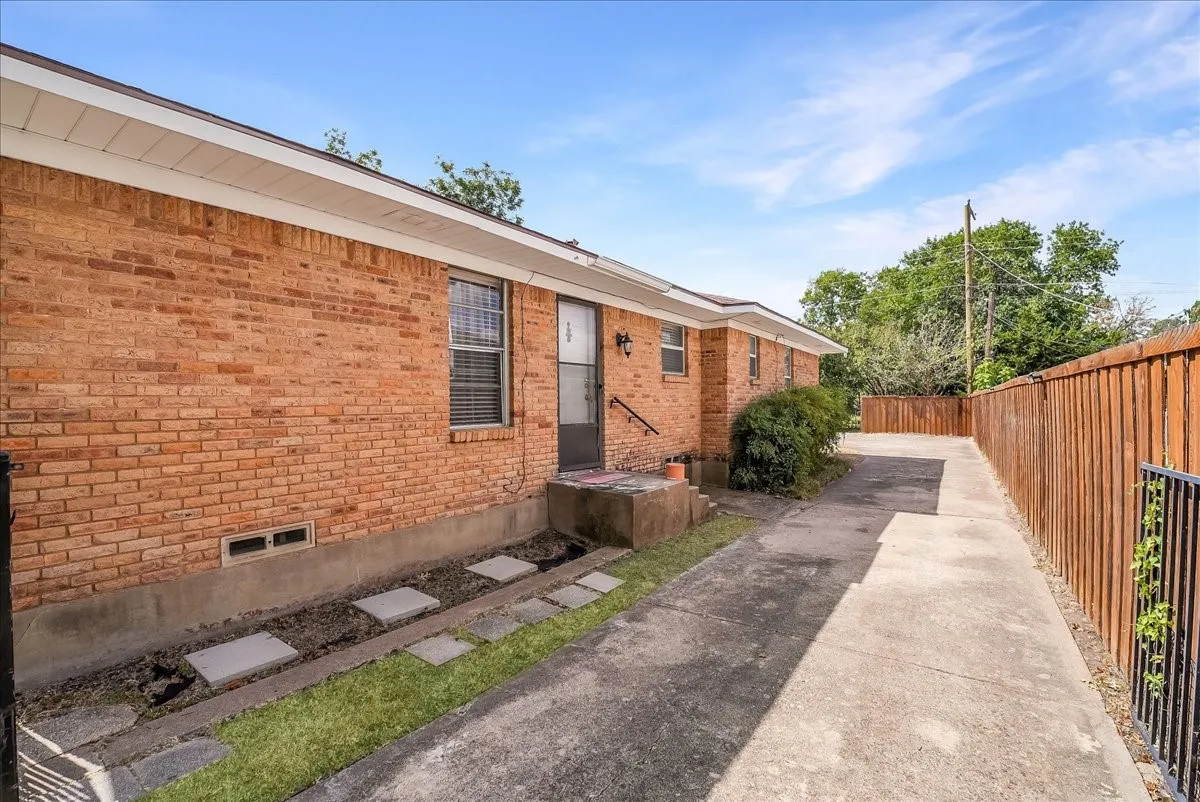 Duplex For Sale in Dallas County , 11315-11317 Lochwood Boulevard, Dallas, Texas 75218, 4 Bedroom, 0, Garage spaces, 2,322 Sqft, built in 1958, mls#21371374, Real Estate Agent in Dallas, Homes For Sale in Dallas county, Homes For Sale in Dallas, Realtor in Dallas Texas, Real Estate Brokerage Independent Realty Texas, Luminita Cordes Realtor