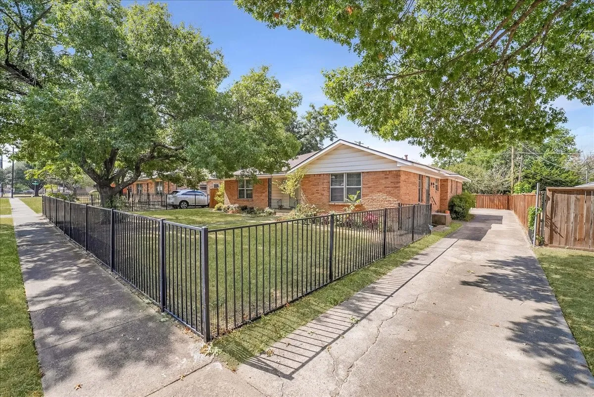 Duplex For Sale in Dallas County , 11315-11317 Lochwood Boulevard, Dallas, Texas 75218, 4 Bedroom, 0, Garage spaces, 2,322 Sqft, built in 1958, mls#21371374, Real Estate Agent in Dallas, Homes For Sale in Dallas county, Homes For Sale in Dallas, Realtor in Dallas Texas, Real Estate Brokerage Independent Realty Texas, Luminita Cordes Realtor