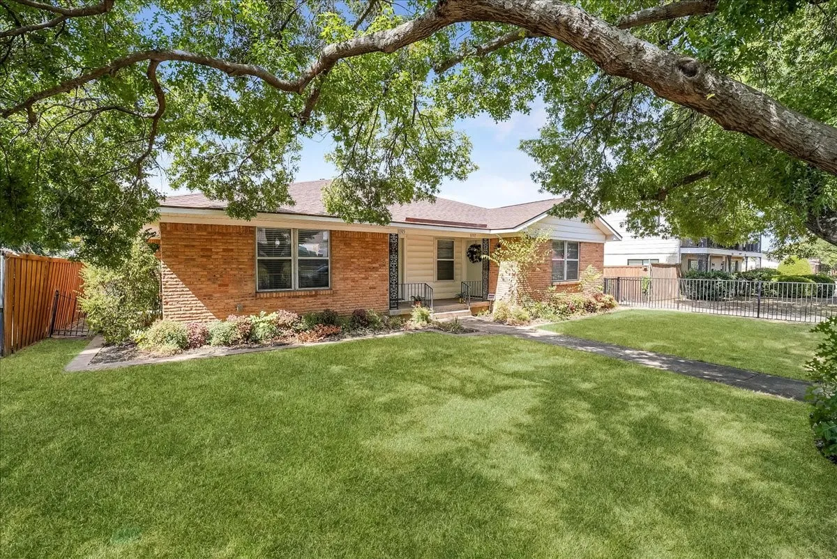 Duplex For Sale in Dallas County , 11315-11317 Lochwood Boulevard, Dallas, Texas 75218, 4 Bedroom, 0, Garage spaces, 2,322 Sqft, built in 1958, mls#21371374, Real Estate Agent in Dallas, Homes For Sale in Dallas county, Homes For Sale in Dallas, Realtor in Dallas Texas, Real Estate Brokerage Independent Realty Texas, Luminita Cordes Realtor