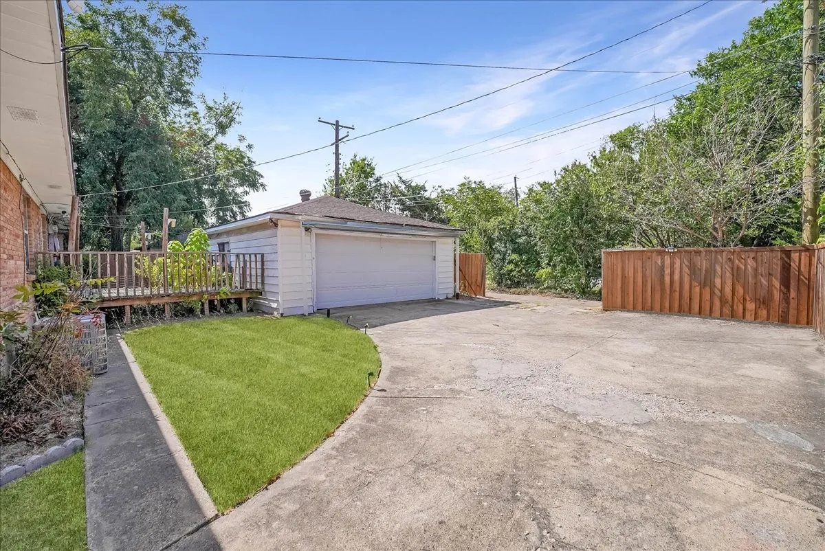 Duplex For Sale in Dallas County , 11315-11317 Lochwood Boulevard, Dallas, Texas 75218, 4 Bedroom, 0, Garage spaces, 2,322 Sqft, built in 1958, mls#21371374, Real Estate Agent in Dallas, Homes For Sale in Dallas county, Homes For Sale in Dallas, Realtor in Dallas Texas, Real Estate Brokerage Independent Realty Texas, Luminita Cordes Realtor