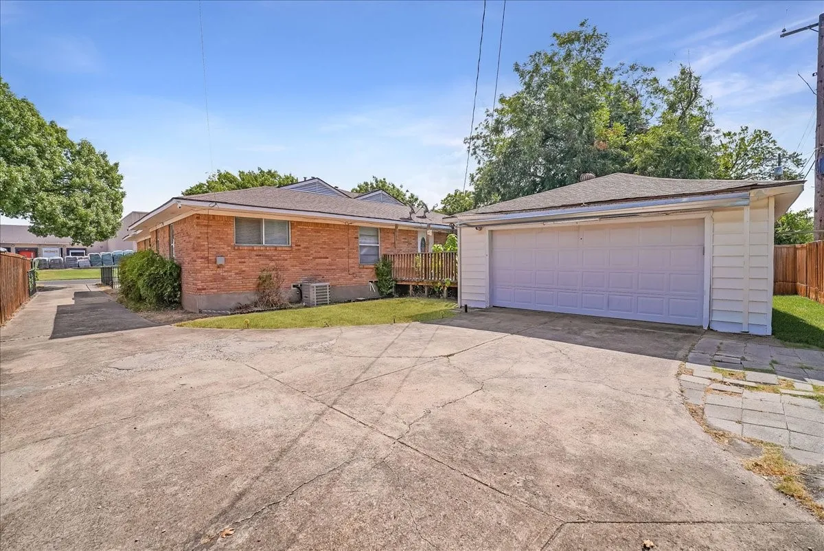 Duplex For Sale in Dallas County , 11315-11317 Lochwood Boulevard, Dallas, Texas 75218, 4 Bedroom, 0, Garage spaces, 2,322 Sqft, built in 1958, mls#21371374, Real Estate Agent in Dallas, Homes For Sale in Dallas county, Homes For Sale in Dallas, Realtor in Dallas Texas, Real Estate Brokerage Independent Realty Texas, Luminita Cordes Realtor